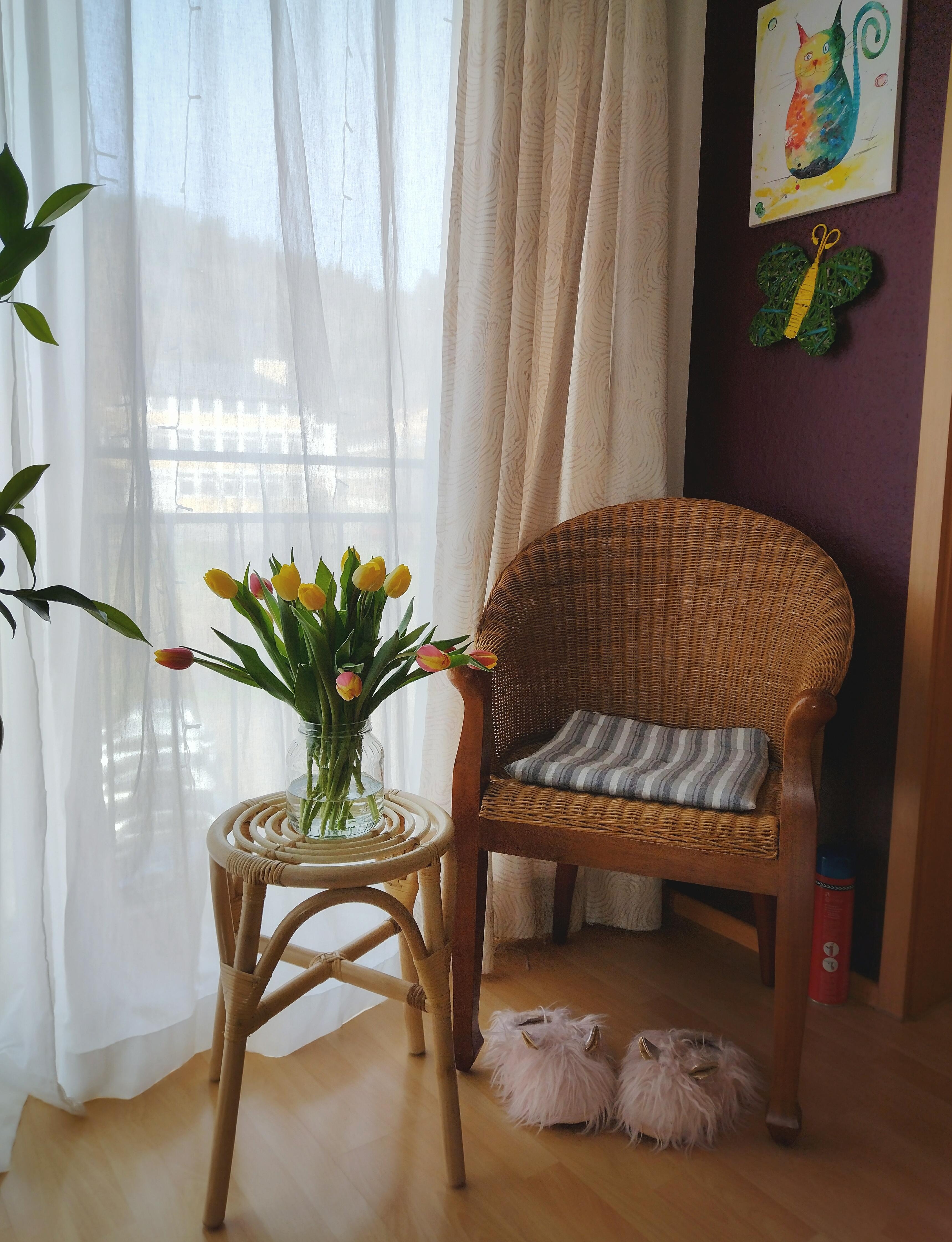 #tulpen #frischeblumen #hocker #rattanstuhl #vintagestuhl #wohnzimmer #tulpenliebe #einmachglasvase