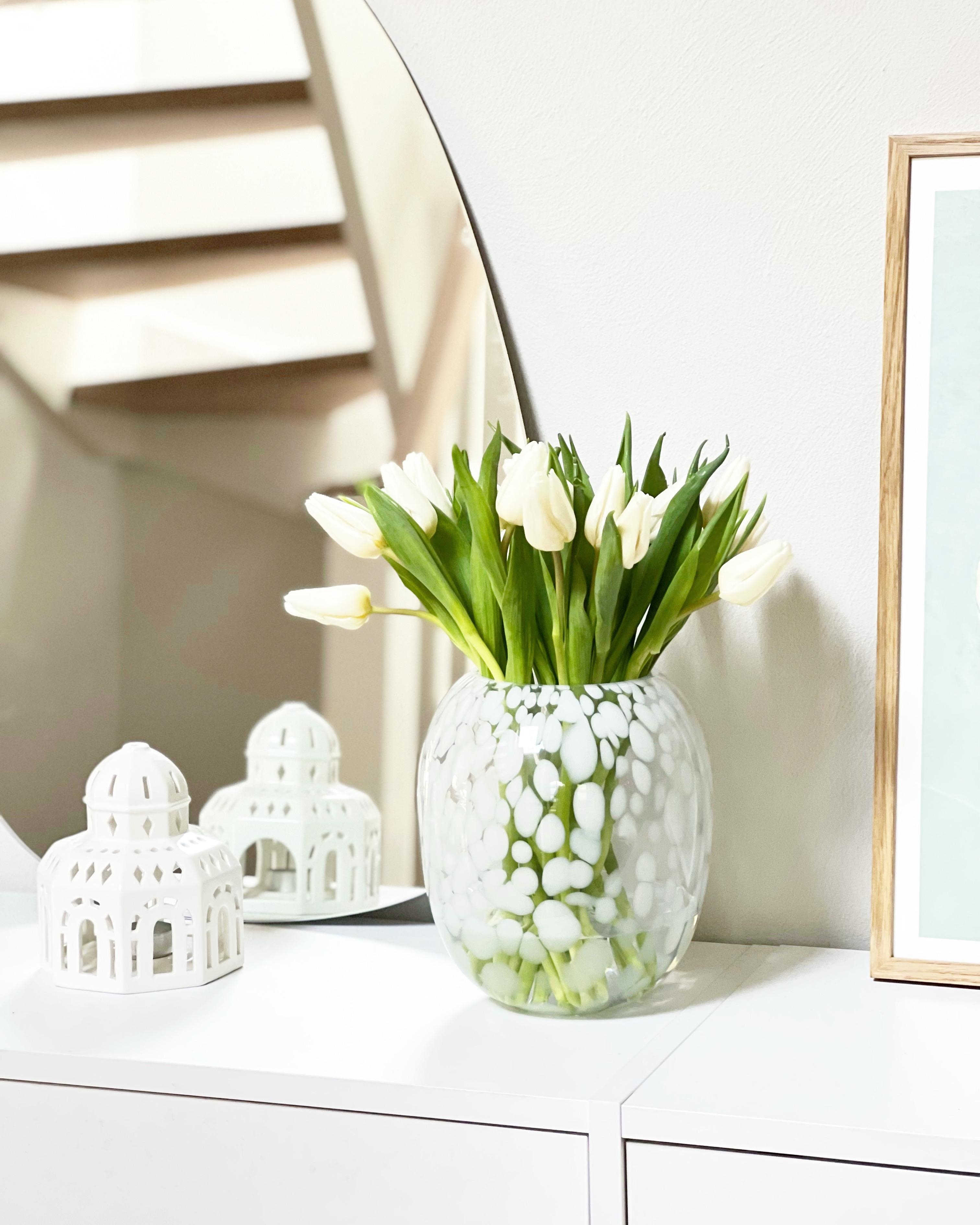 Tulpen gehen immer, oder? #tulpen #blumendeko #flur #sideboard #spiegel #lichthäuser