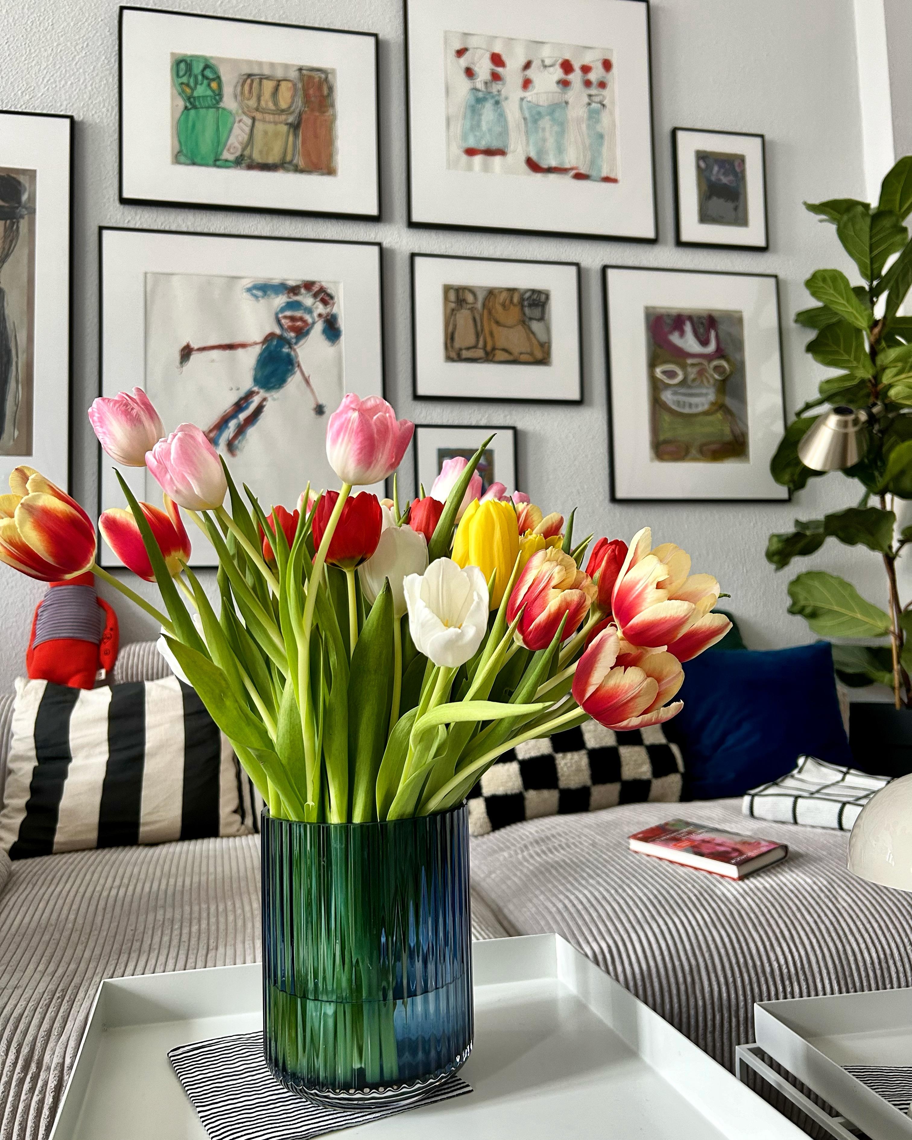 #tulpen #lyngby #bildergalerie #kunst #vetsaksofa #wohnzimmer #altbauwohnung
Tulpeninvasion. Der Frühling kommt. 