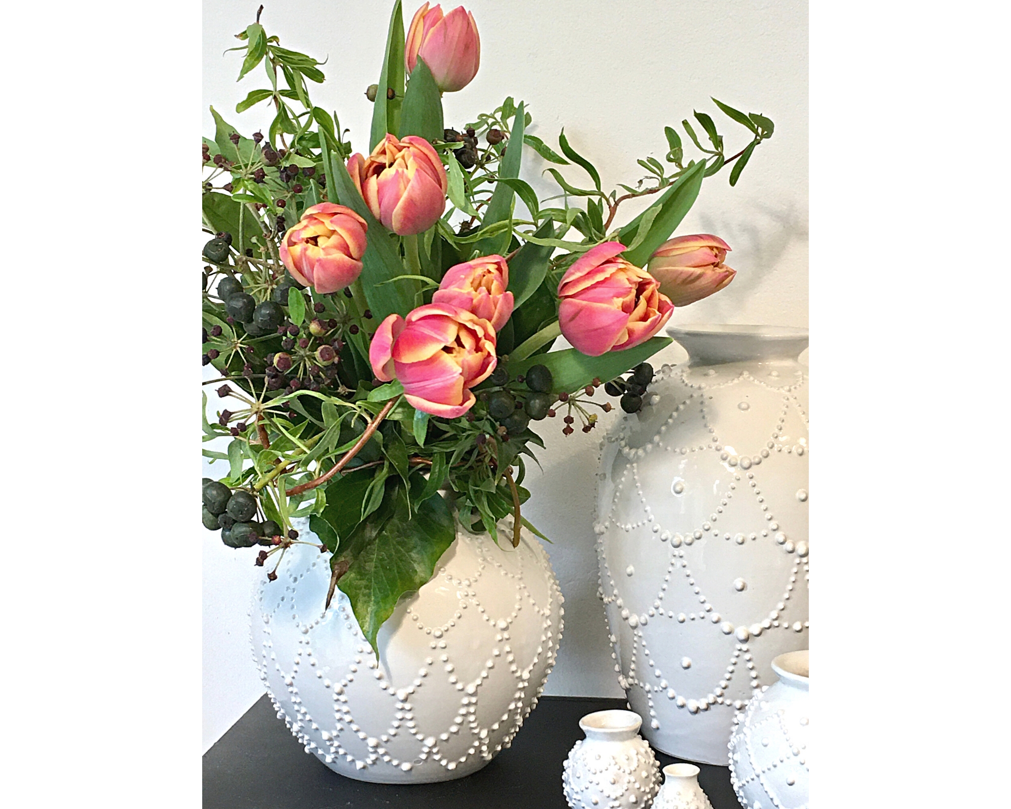 Tulpen mit weißer Vase 
#eschulerdesignshop
#tulpen #lieblingsvase #vase 
#frühling #blumenliebe 
 #frühlingsdeko