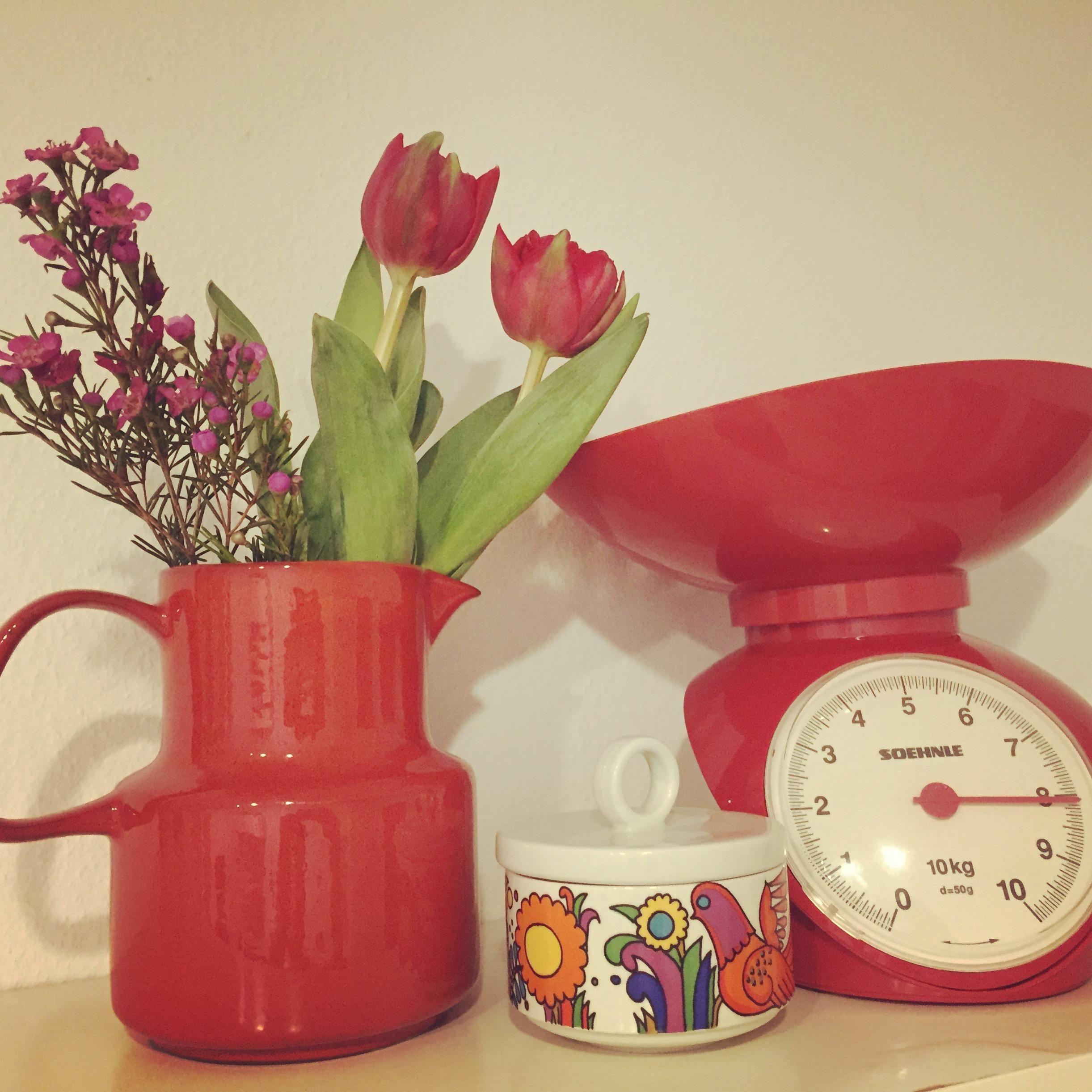 Tulpen und „Acapulco“ Zuckerdose. Passen gut zusammen, oder?
#hellospring #tulpe #rot #flohmarkt