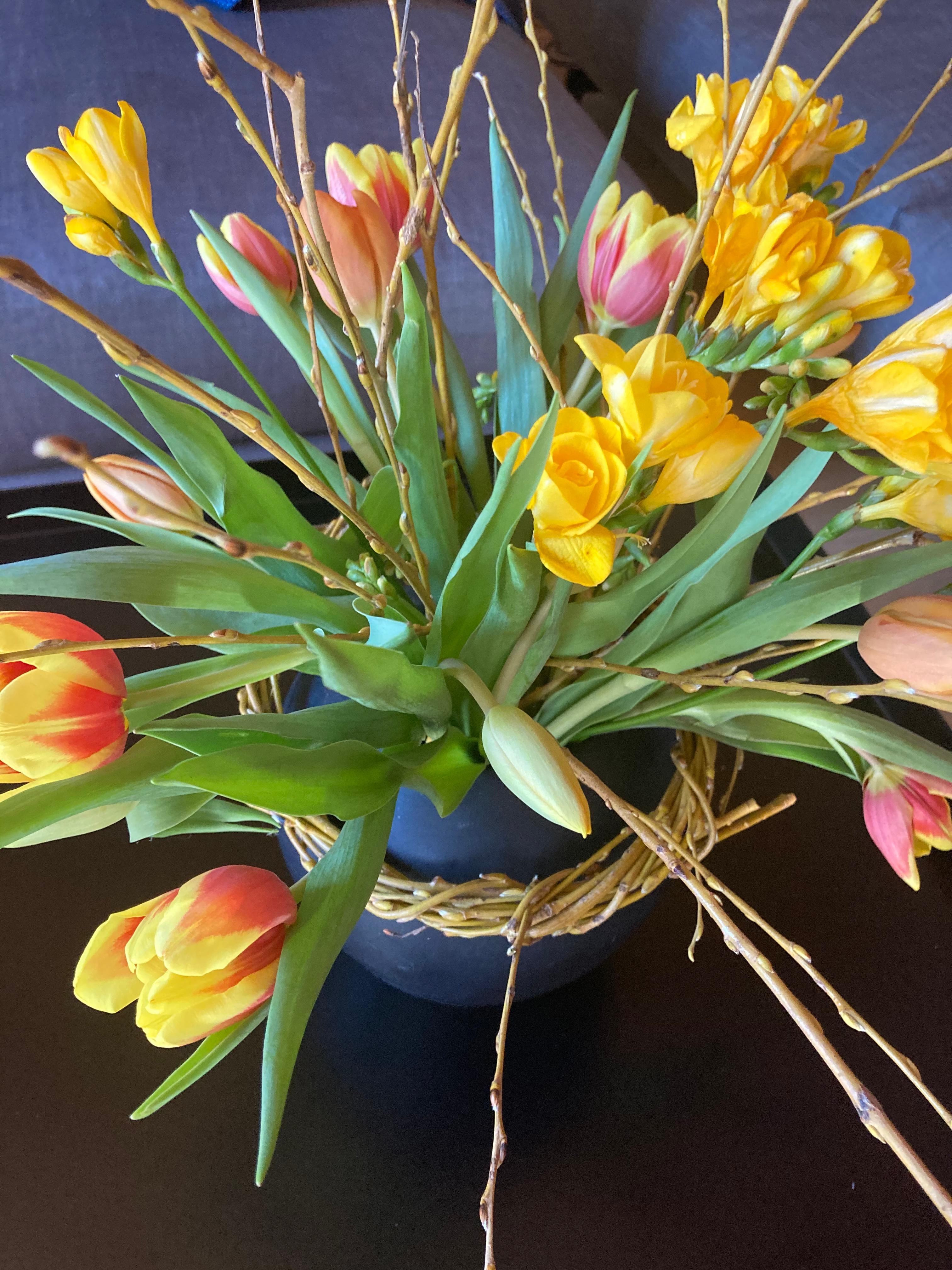 Tulpen und Fresien mit Weidenkränzchen 🌷🌷#tulpenliebe #tulpen #i♥️tulpen #frühling