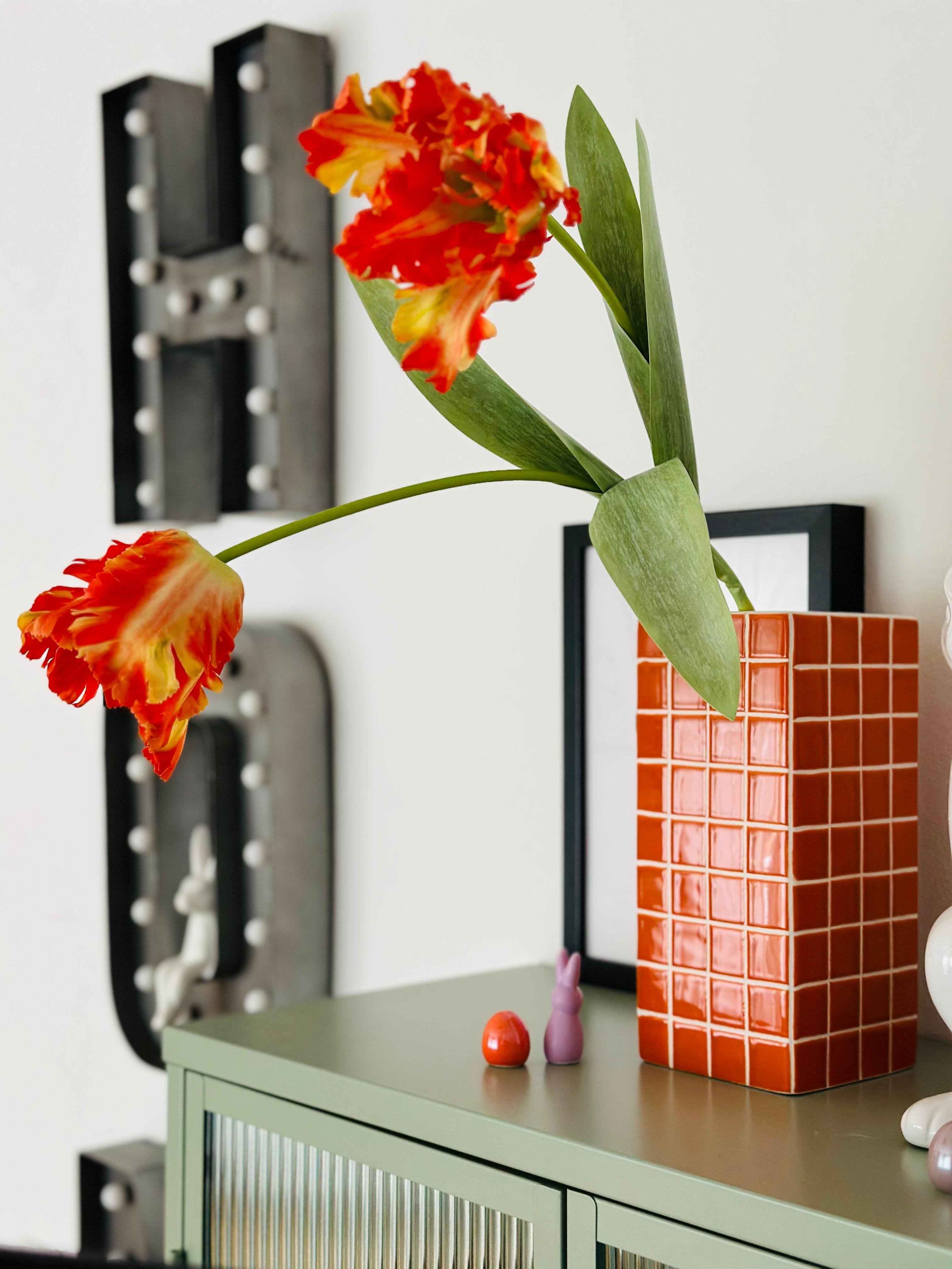 #tulpen #vase #orange #fliesen #frühling #frühlingsdeko #wanddeko #neonlicht #buchstaben #vitrine #farbenfroh #bunt #wohnzimmer #osterdeko
