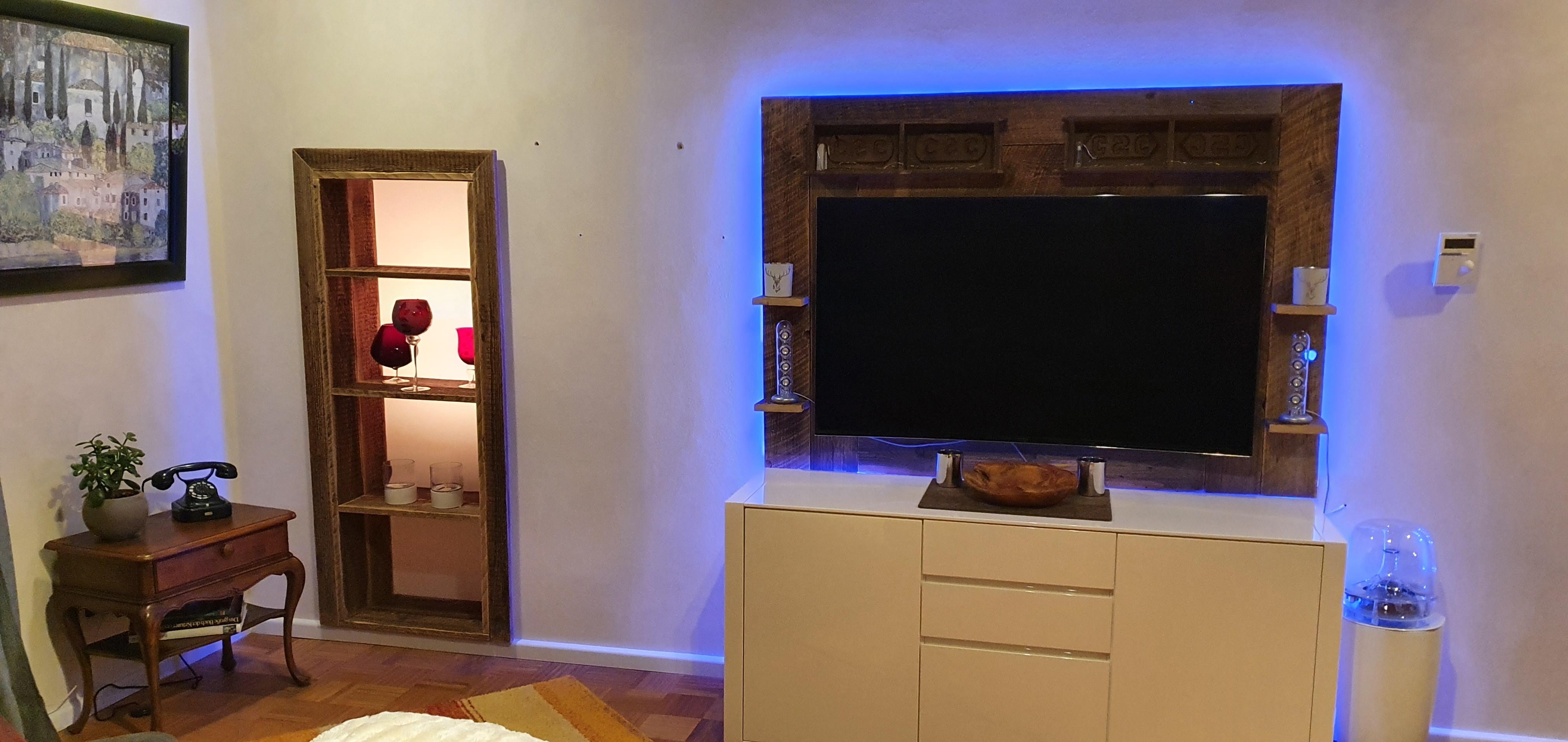 TV-Rückwand mit LED-Beleuchtung und Einbauregal aus Altholz von einem alten Kuhstall