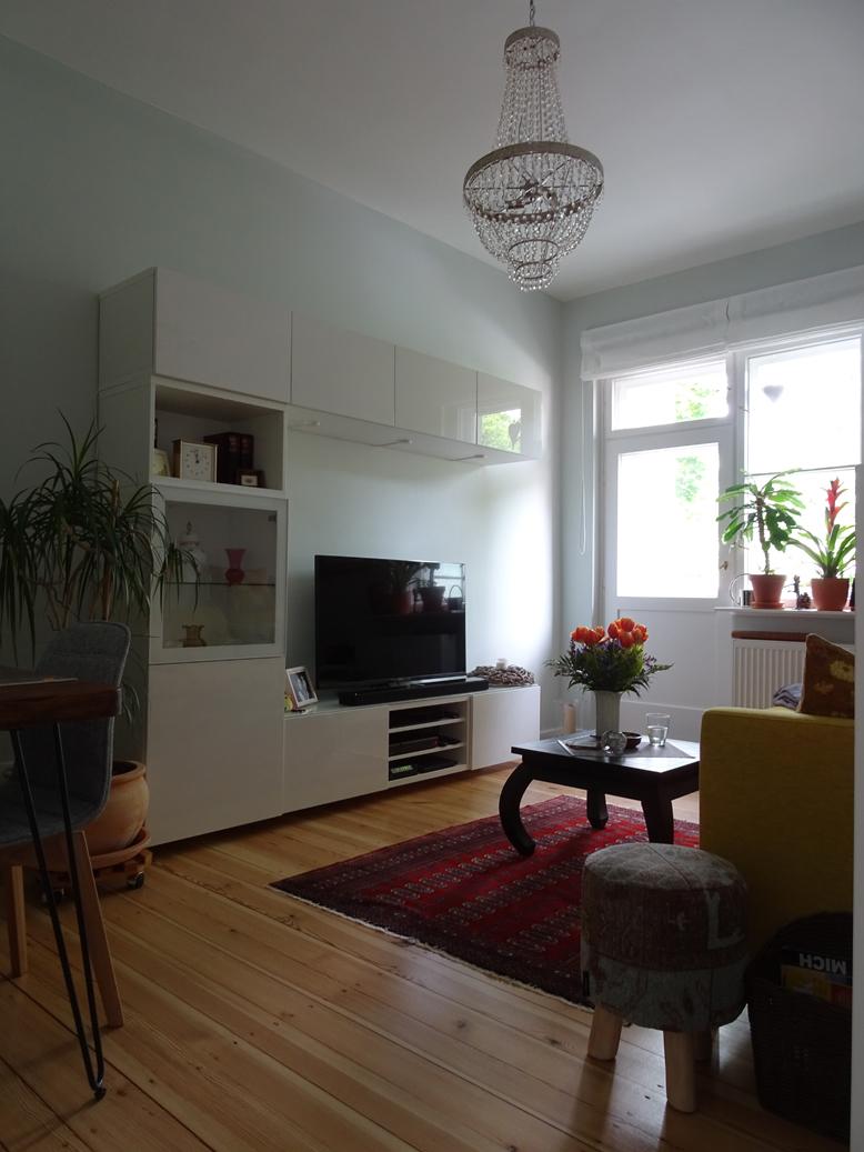 TV-Wand in kleinem Wohnzimmer mit hellgrüner Wand #kronleuchter ©Mareike Kühn Interior Stylist & Visual Merchandiser