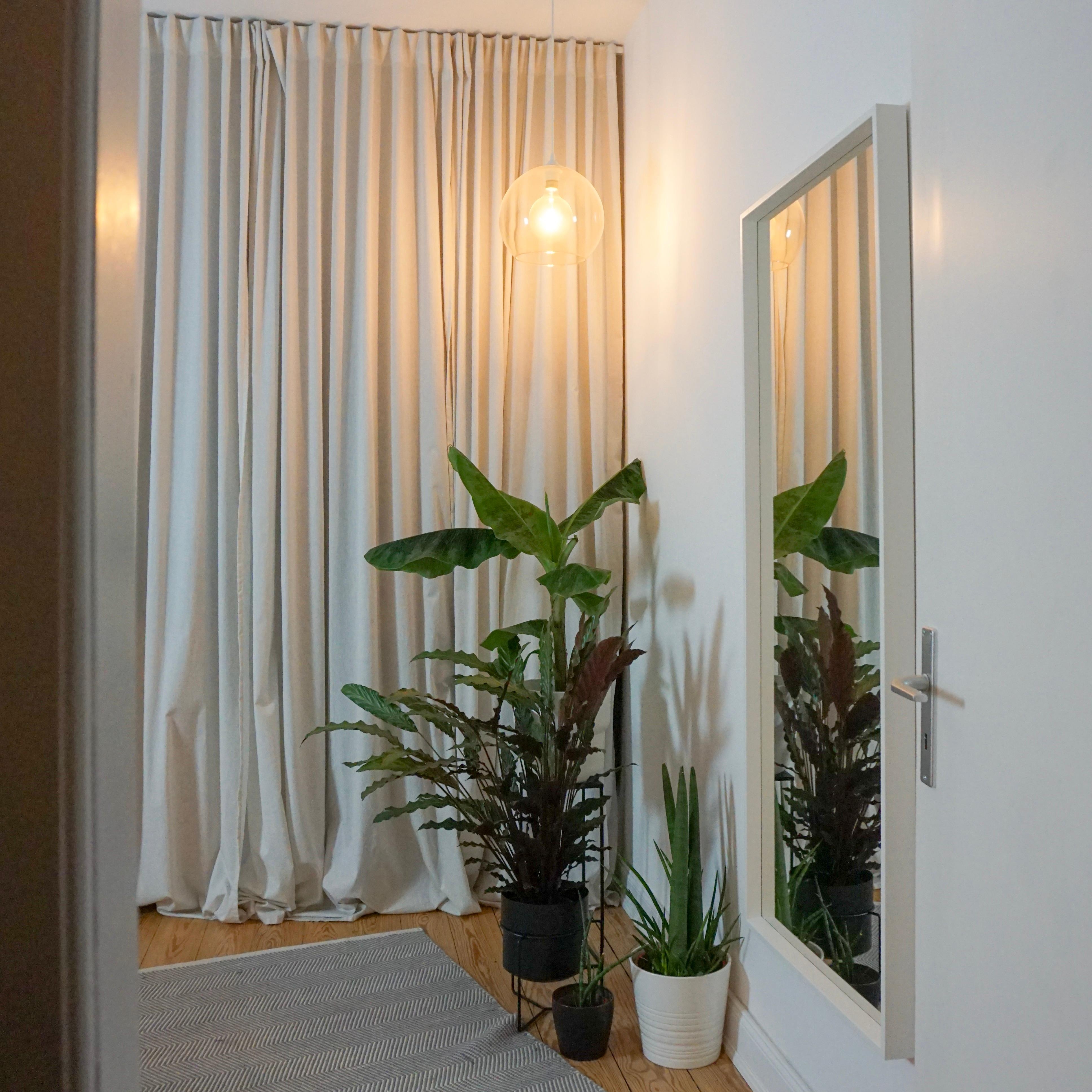 Über Ein- und Ausblicke #schlafzimmer #leuchte #spiegel #pflanzen