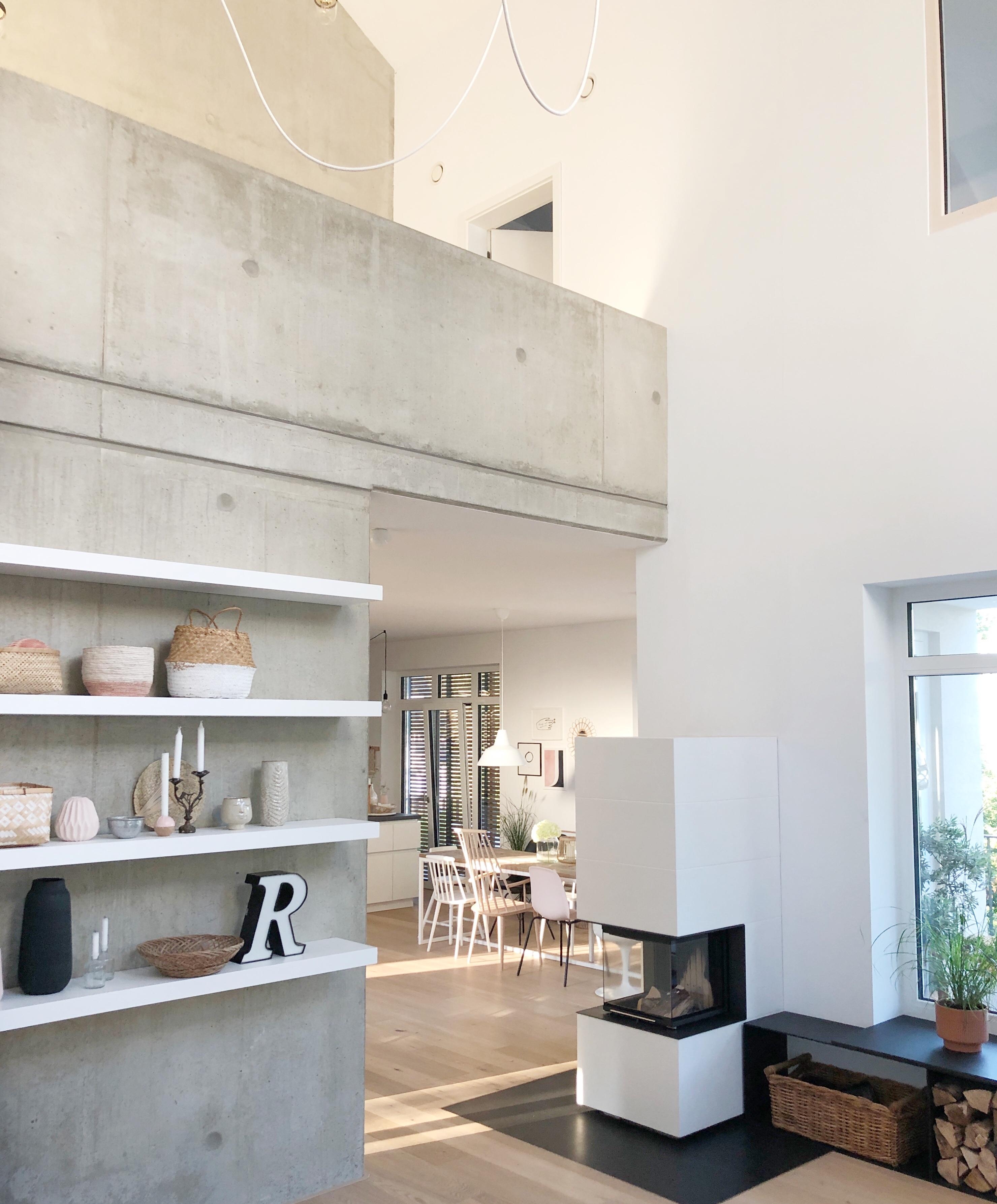 Über zwei Etagen!
#luftraum#sichtbeton#galerie#beton#whitehome#minimalism#easyliving#wohnzimmer