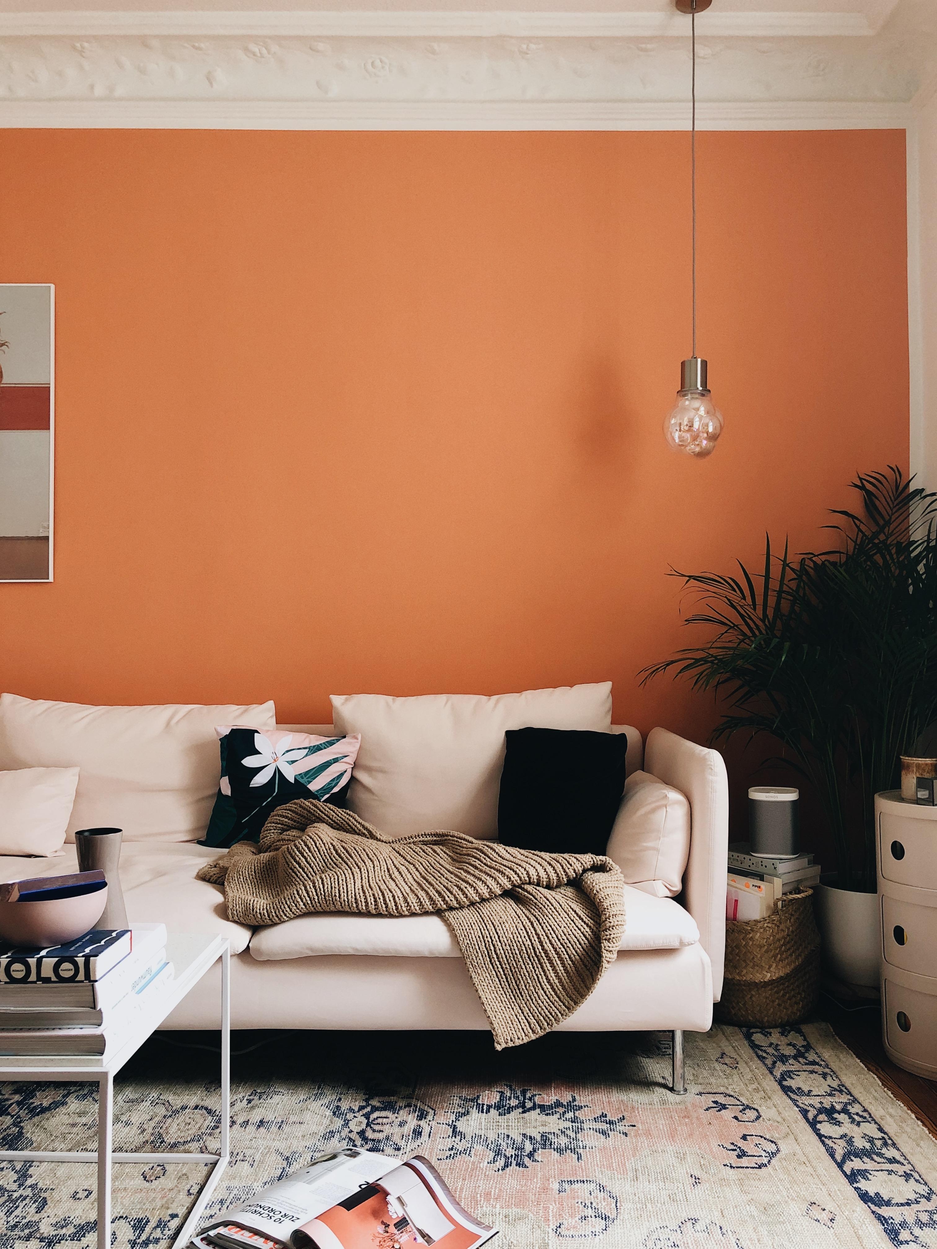 Überbleibsel vom Lese-Sonntag.
#wohnzimmer #livingroom #colorcrush #wandfarbe #orange #couch #sofa #cozycorner