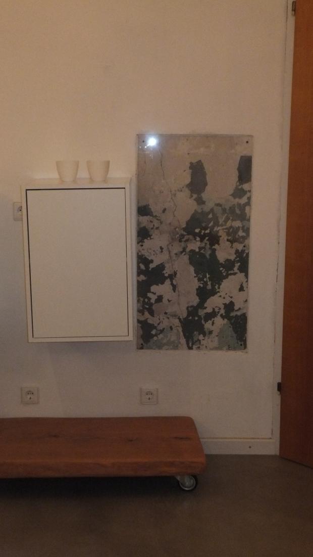 Übergangsbereich von der Küche zum Wohnzimmer: Ein altes Stück Wand mit Plexiglas in Szene gesetzt.  #homestory