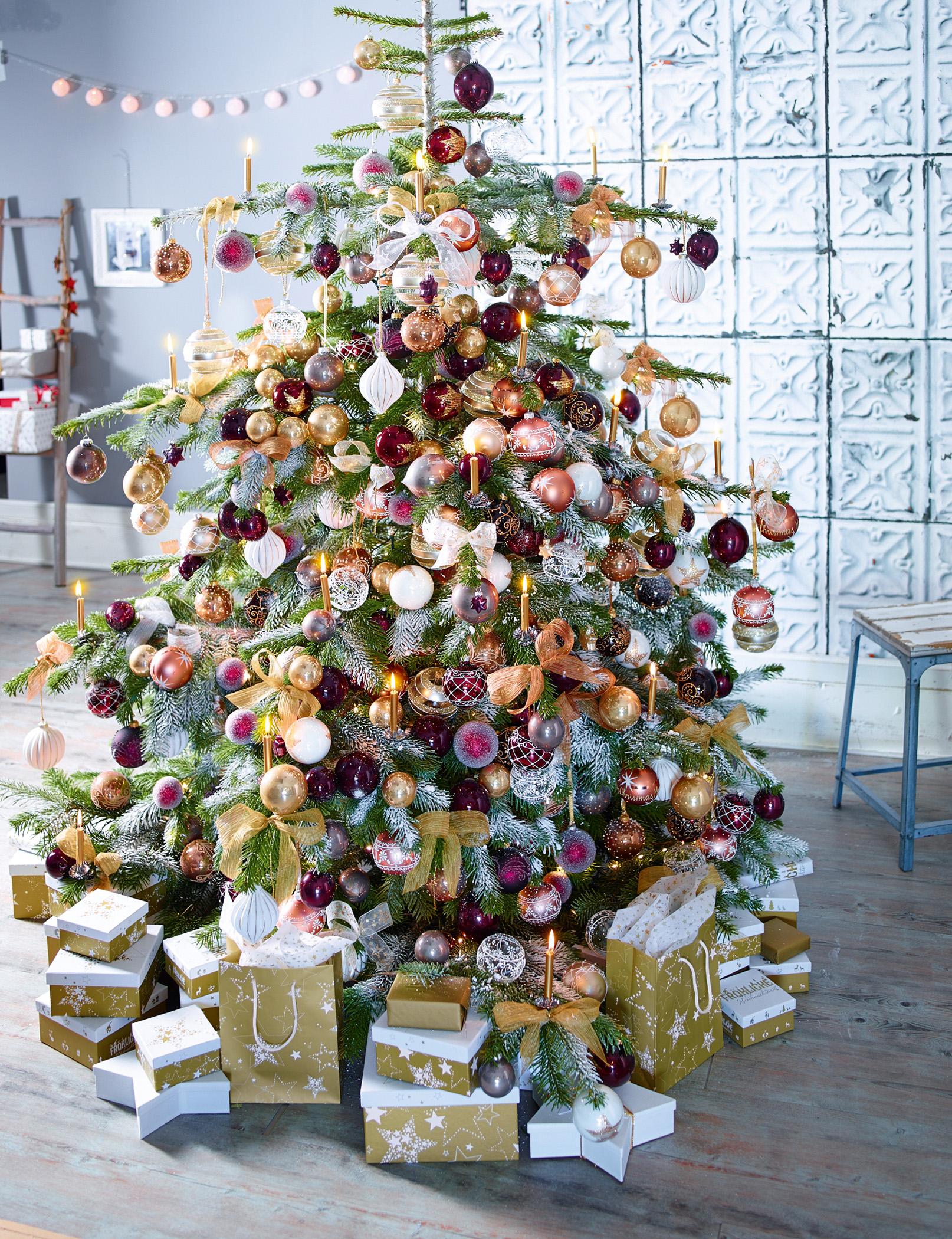 Üppig dekorierter Weihnachtsbaum #hocker #holzhocker #weihnachtsdeko #weihnachtskugel ©Depot Online