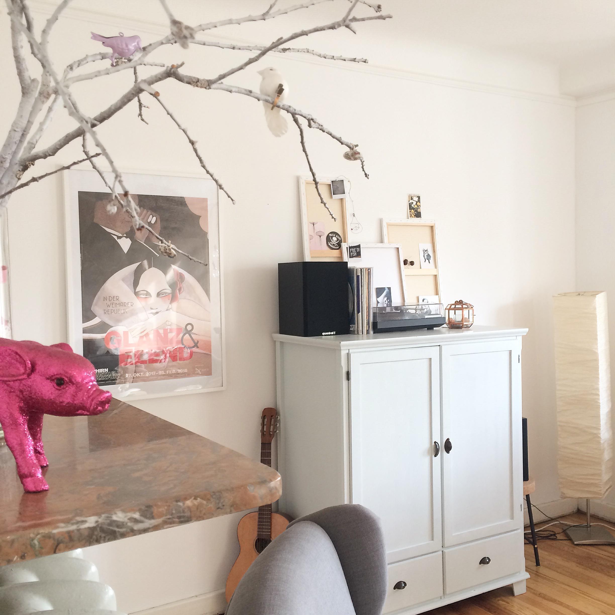 Um die Ecke...
#wohnzimmer #living #altbau #fernsehschrank #pink #interior #deko #music