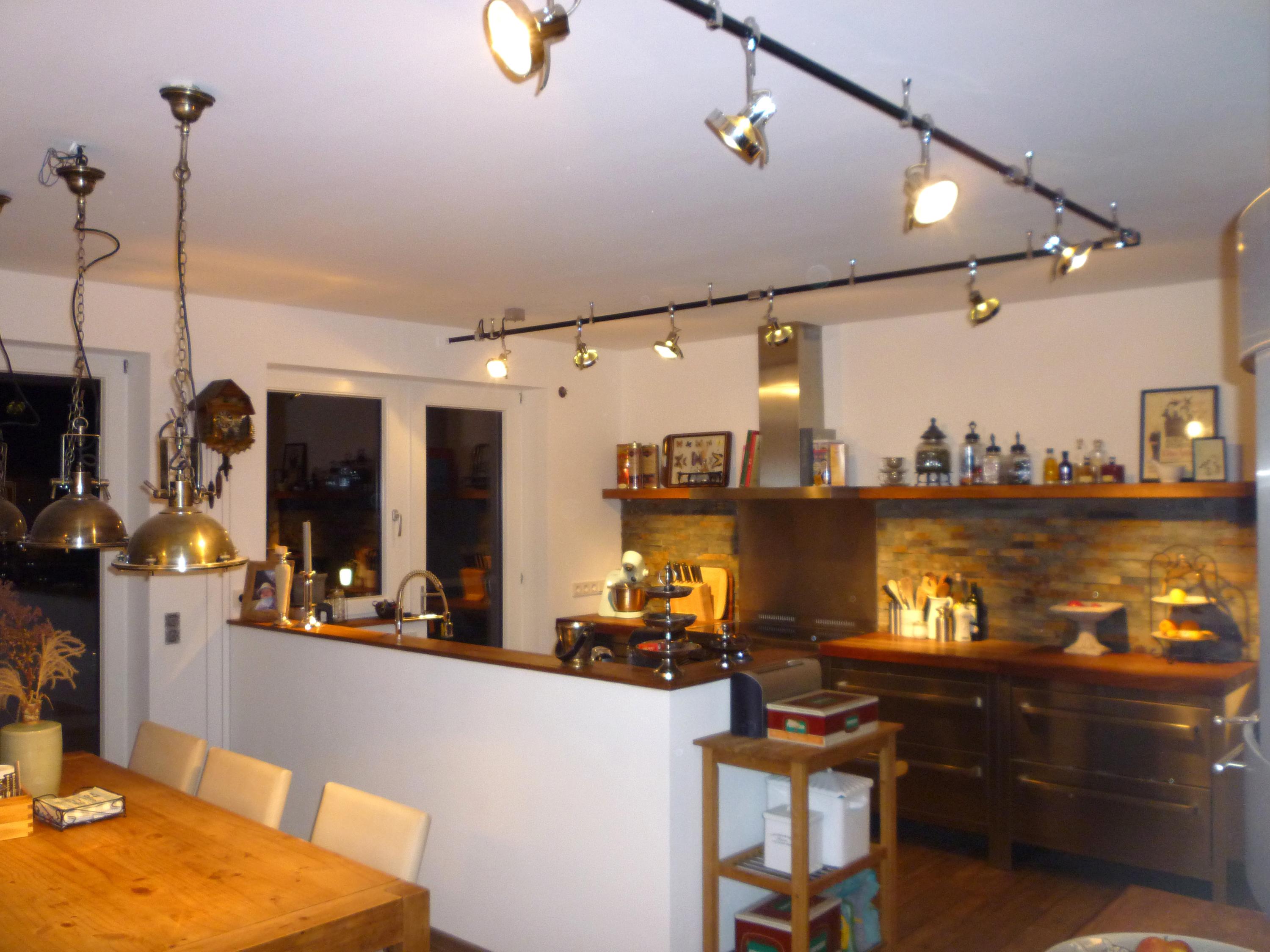 Umbau einer Doppelgarage zur Küche #küche #steinwand #beleuchtung ©dieRaumpiraten