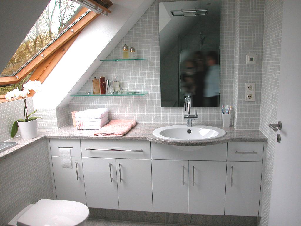 Umbau einer Maisonette Wohnung #badezimmer #dachgeschoss #maisonette #einbaumöbel ©Raumkonzept Rieseberg