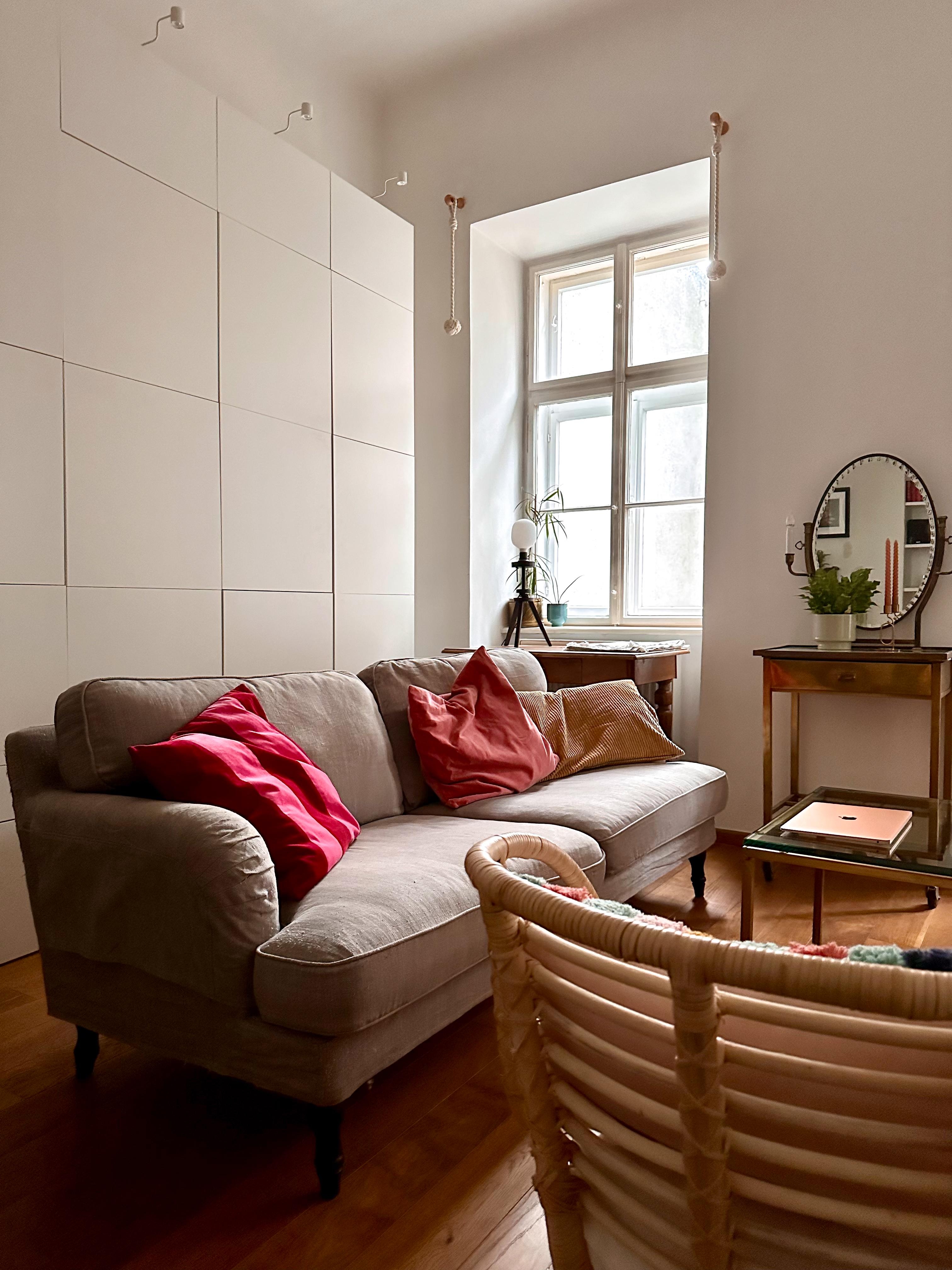 Umdekorieren dringend nötig 😅

#wohnzimmer #couch #sofa #kissen #altbau
