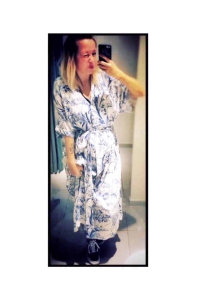 Und da ich dieses Kleid so liebe, hier nochmal im Ganzen💐😅#blumenprint#fashionchallenge