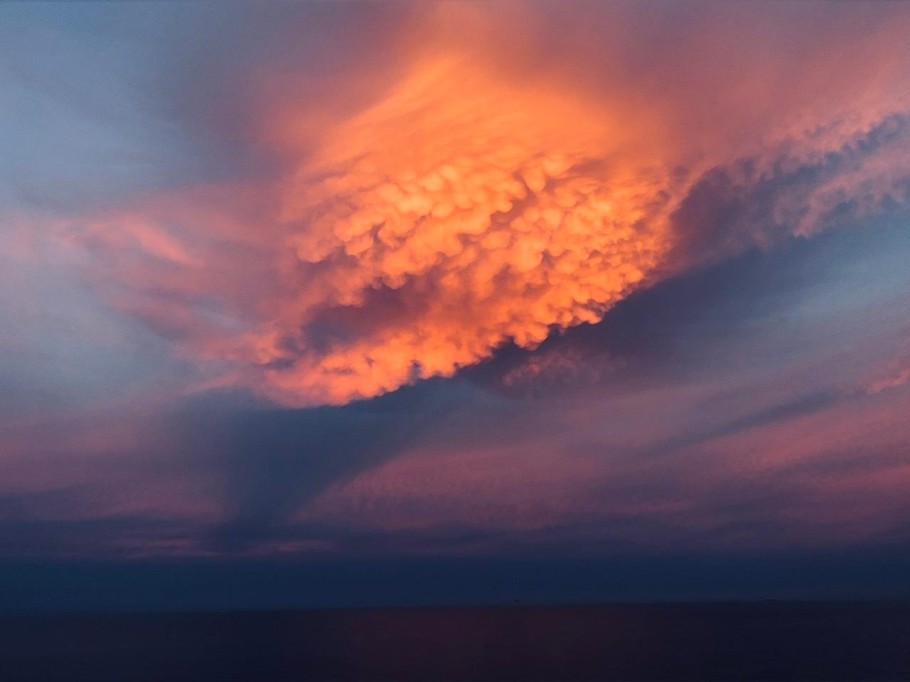 ...und nach links...

#abendhimmel #wolken #ostsee #sommerinfinnland #meerliebe #farbspektakel