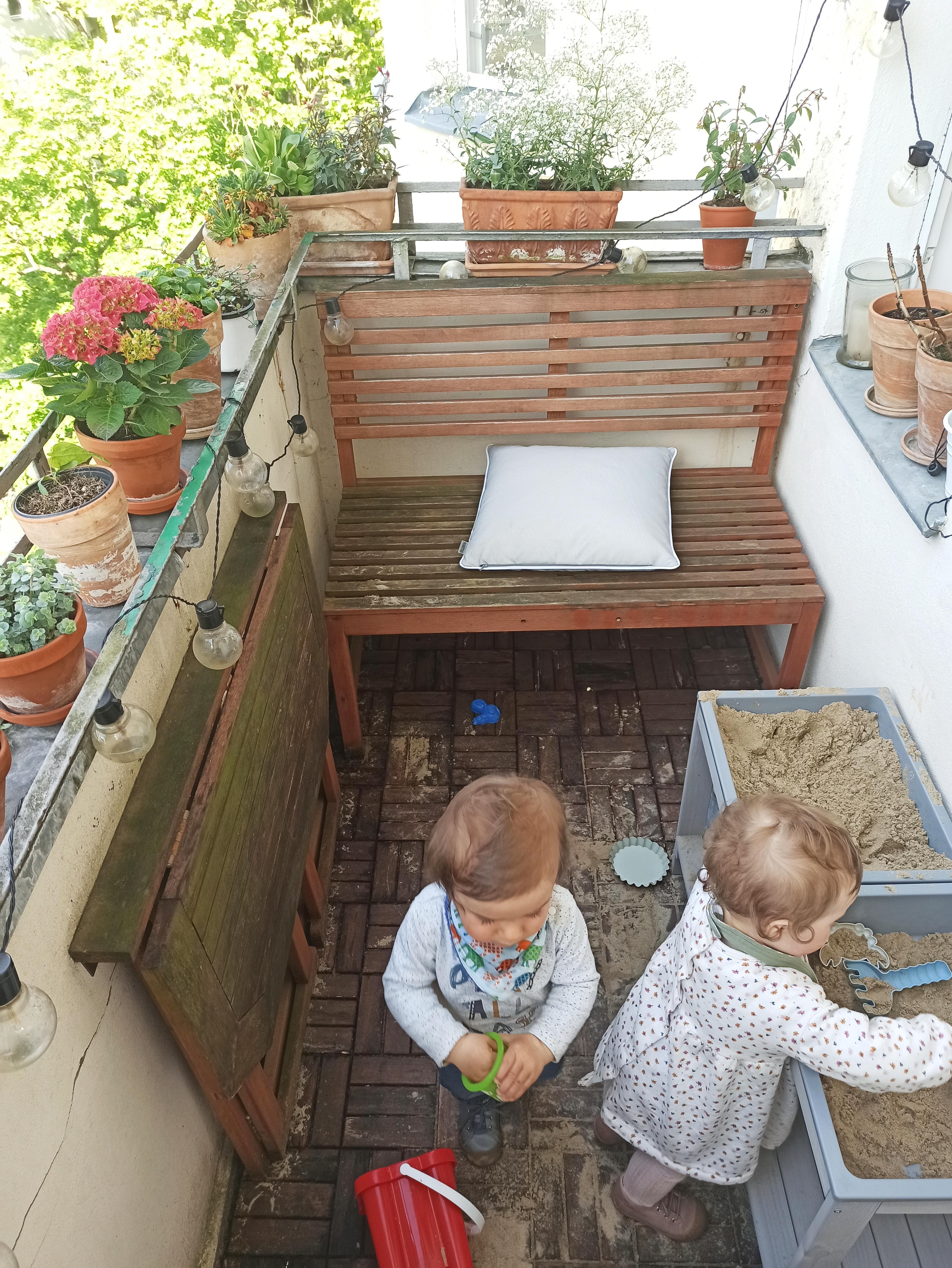 Und so sieht das dann aus, wenn man mit Zwillingen versucht, das Beste aus kleinstem Raum zu machen 😄 #balkon