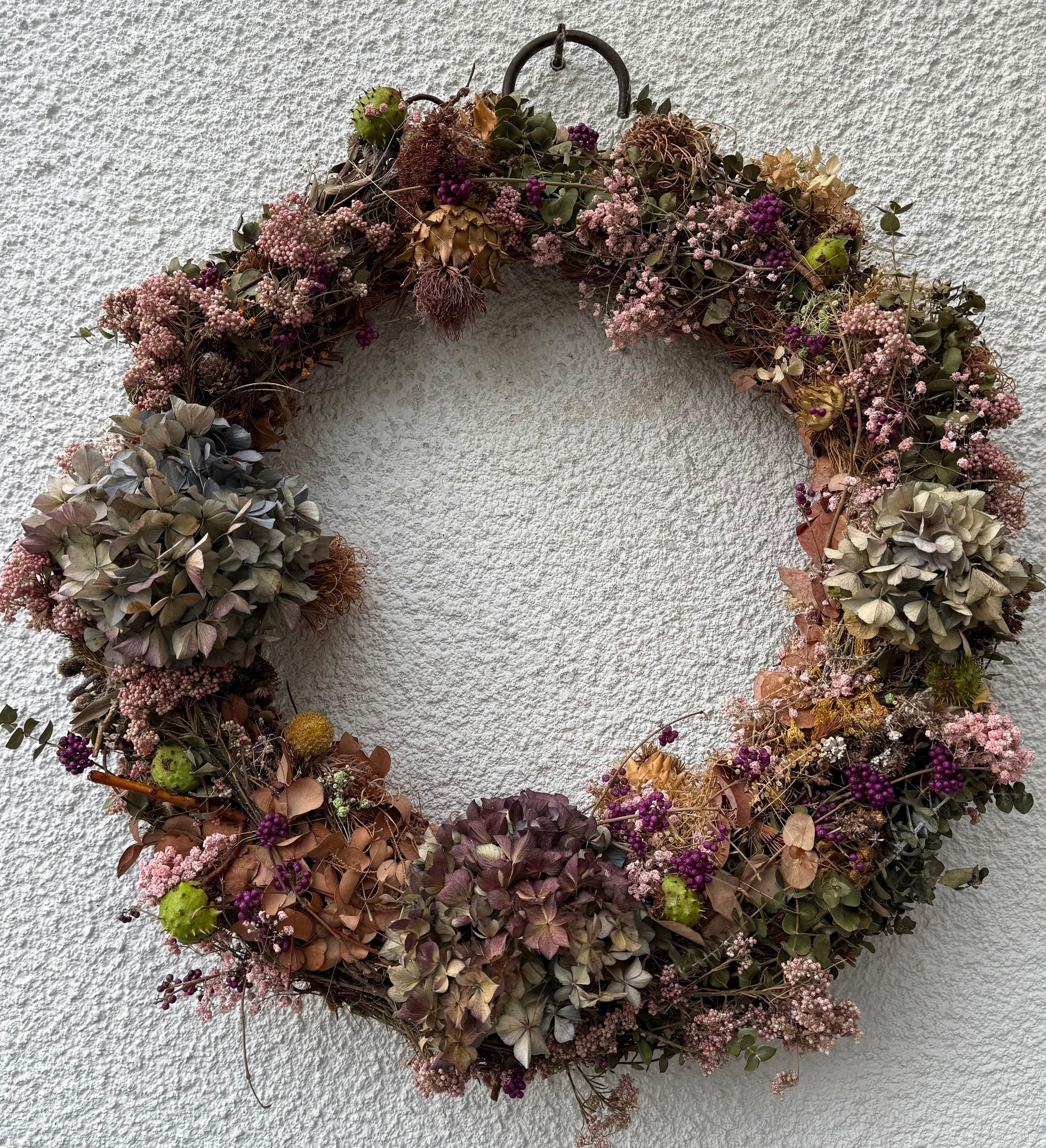 ...und wieder eine neue Schicht auf meinem Kranz.
#DIY #Trockenblumen #Kranz