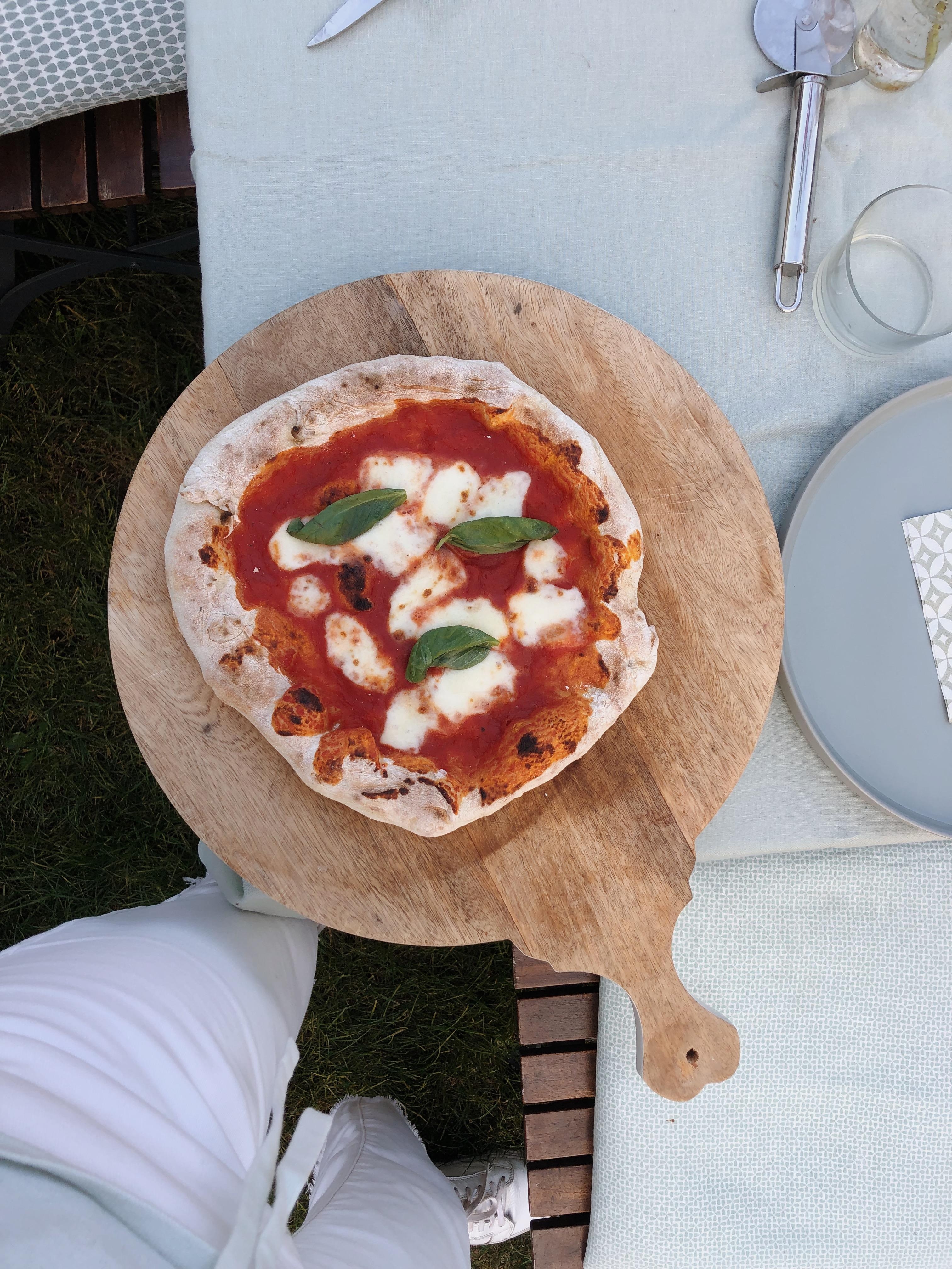 Unförmig, aber so lecker 🌿 #pizzaparty #gartenparty #homemade #pizza
