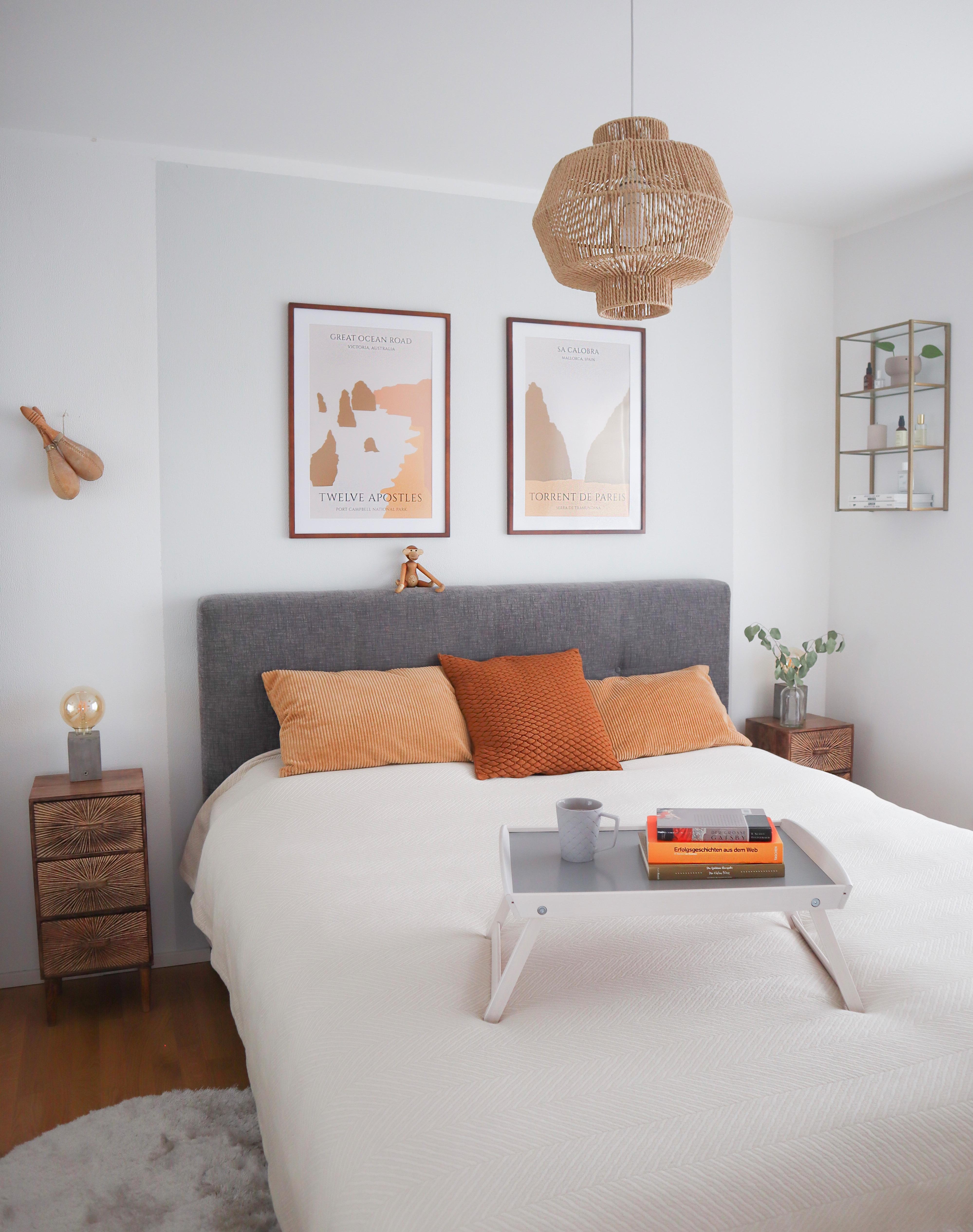 Unser 10qm kleines #Schlafzimmer haben wir in hellen Tönen gestaltet #bett #gutenacht #poster #bücher #kaffee #tablett