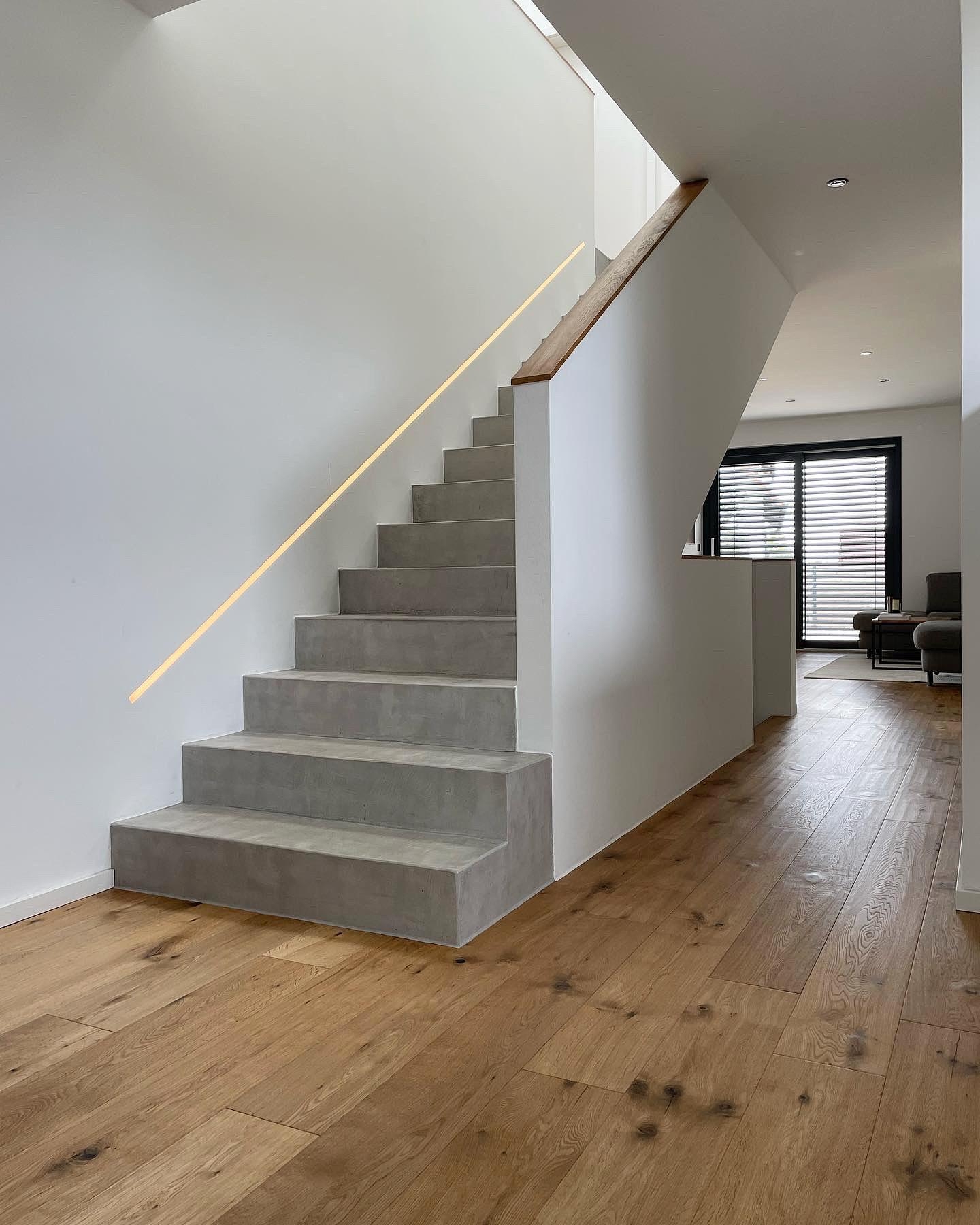 Unser absolutes Highlight im Haus ist unsere Betontreppe. Der kühle Look harmoniert perfekt mit unserem Eichen Parkett. 


#betontreppe #parkettboden #couchcrew 