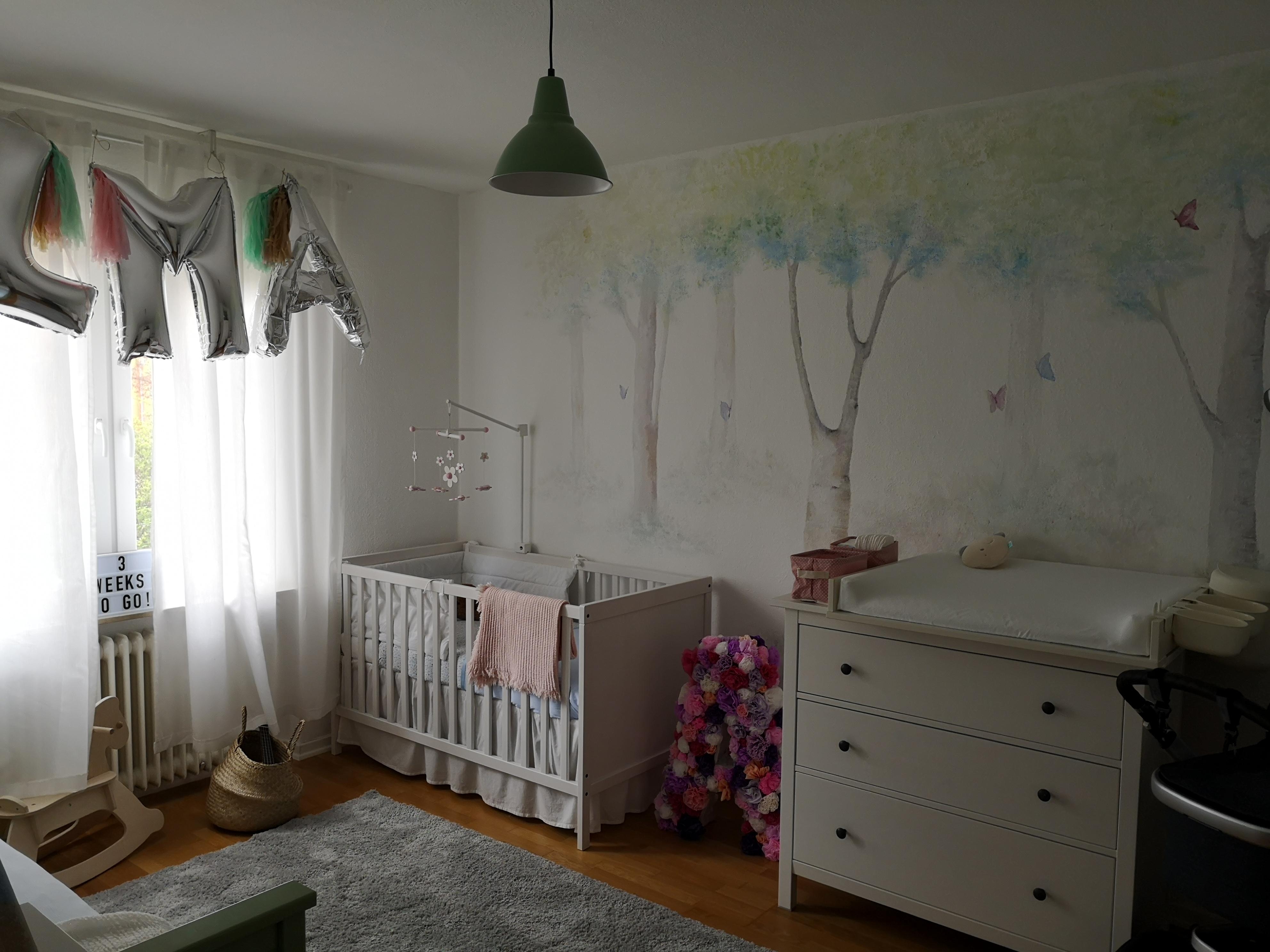 Unser Babyzimmerglück mit einem Wandgemälde von Oma #livingchallenge #babyzimmer #wandgemälde #wald
