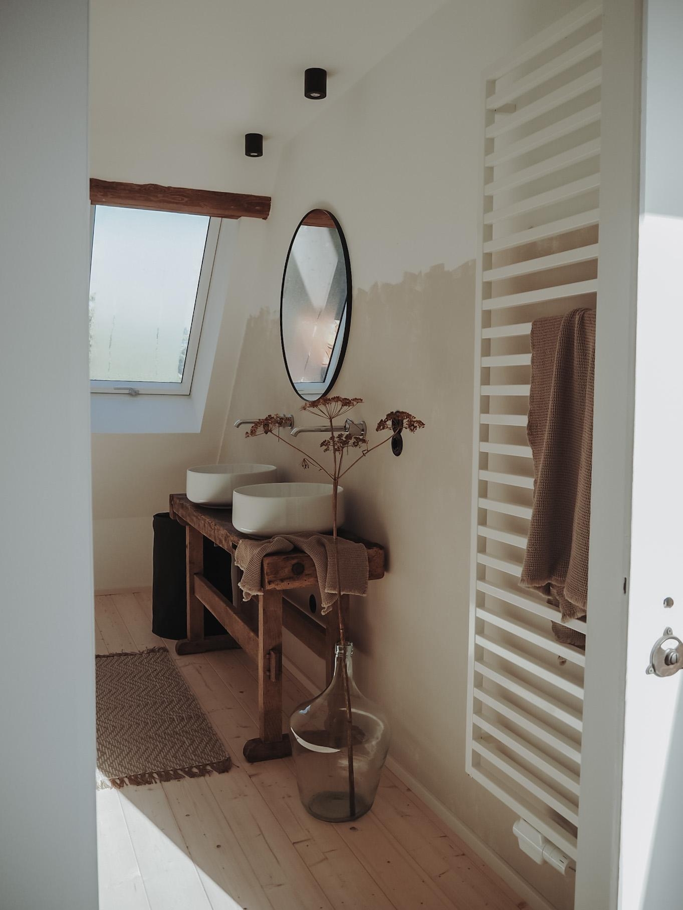 Unser Badezimmer 🤍
#badezimmer #altbau #waschtisch #werkbank #trockenblume #badezimmerdeko