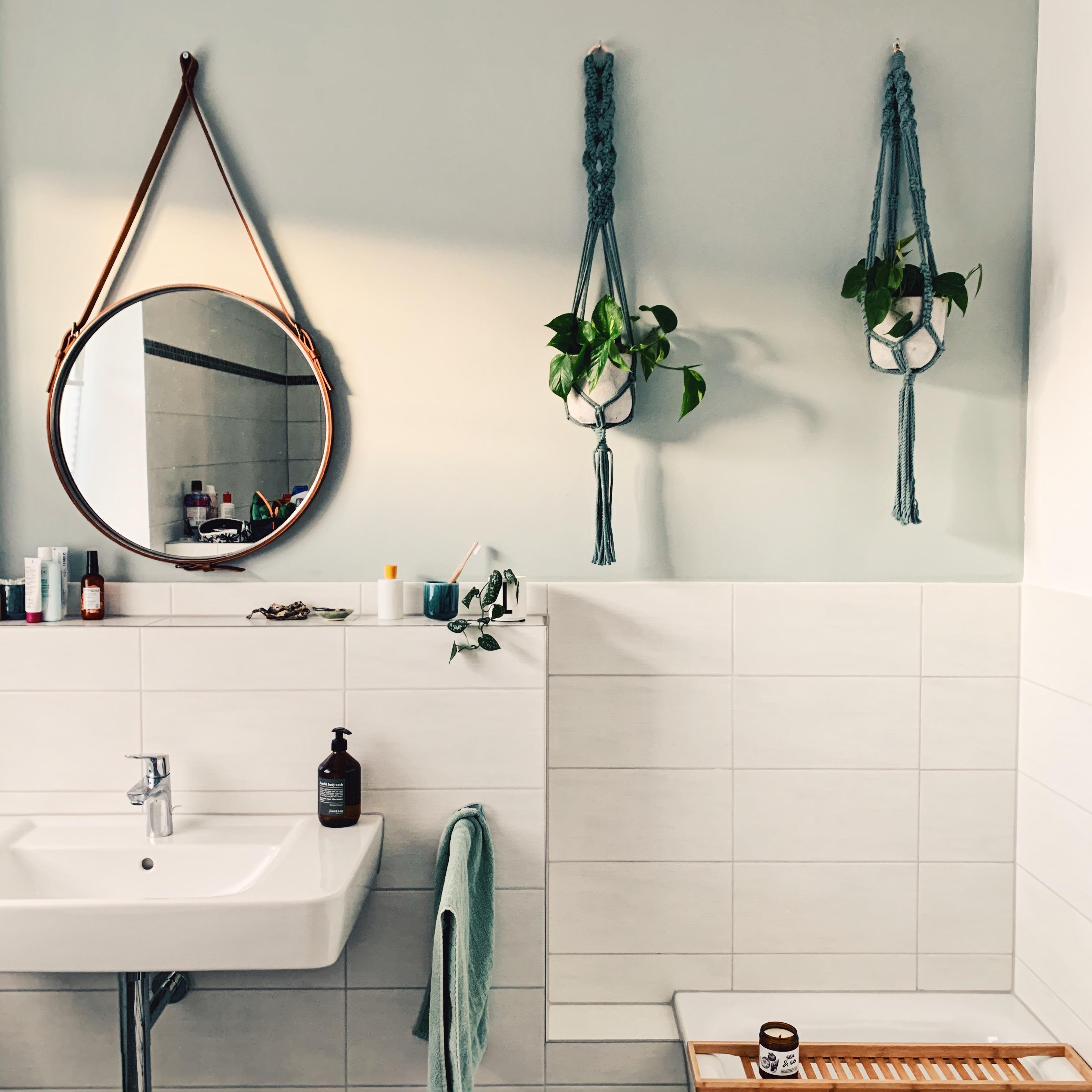 Unser Badezimmer mit DIY Designer Spiegel und selbstgeknüpften Macrame Blumenampeln #diy