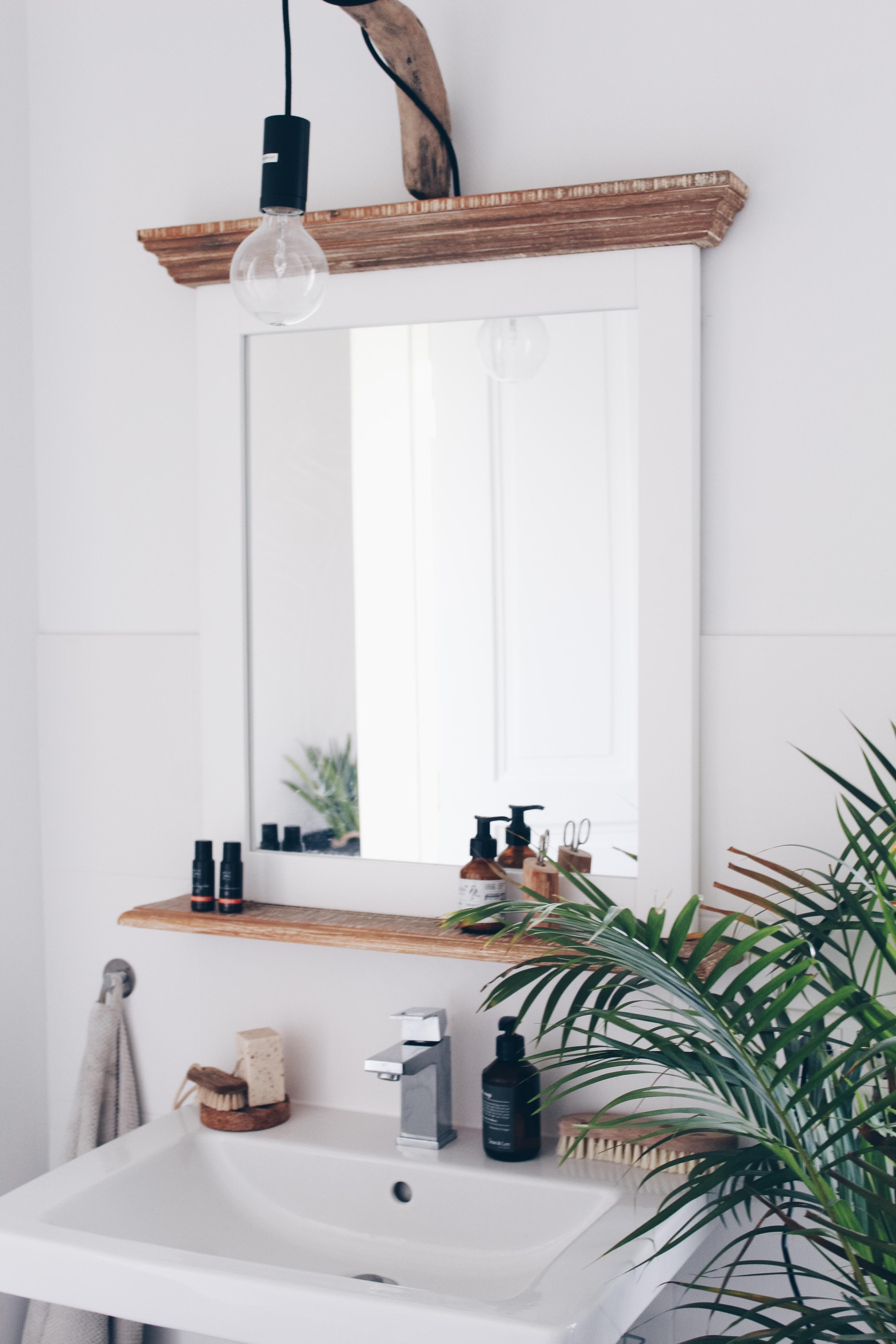 Unser Badezimmerspiegel mit DIY-Astlampe 
#scandi #diy #holzliebe #naturalliving 