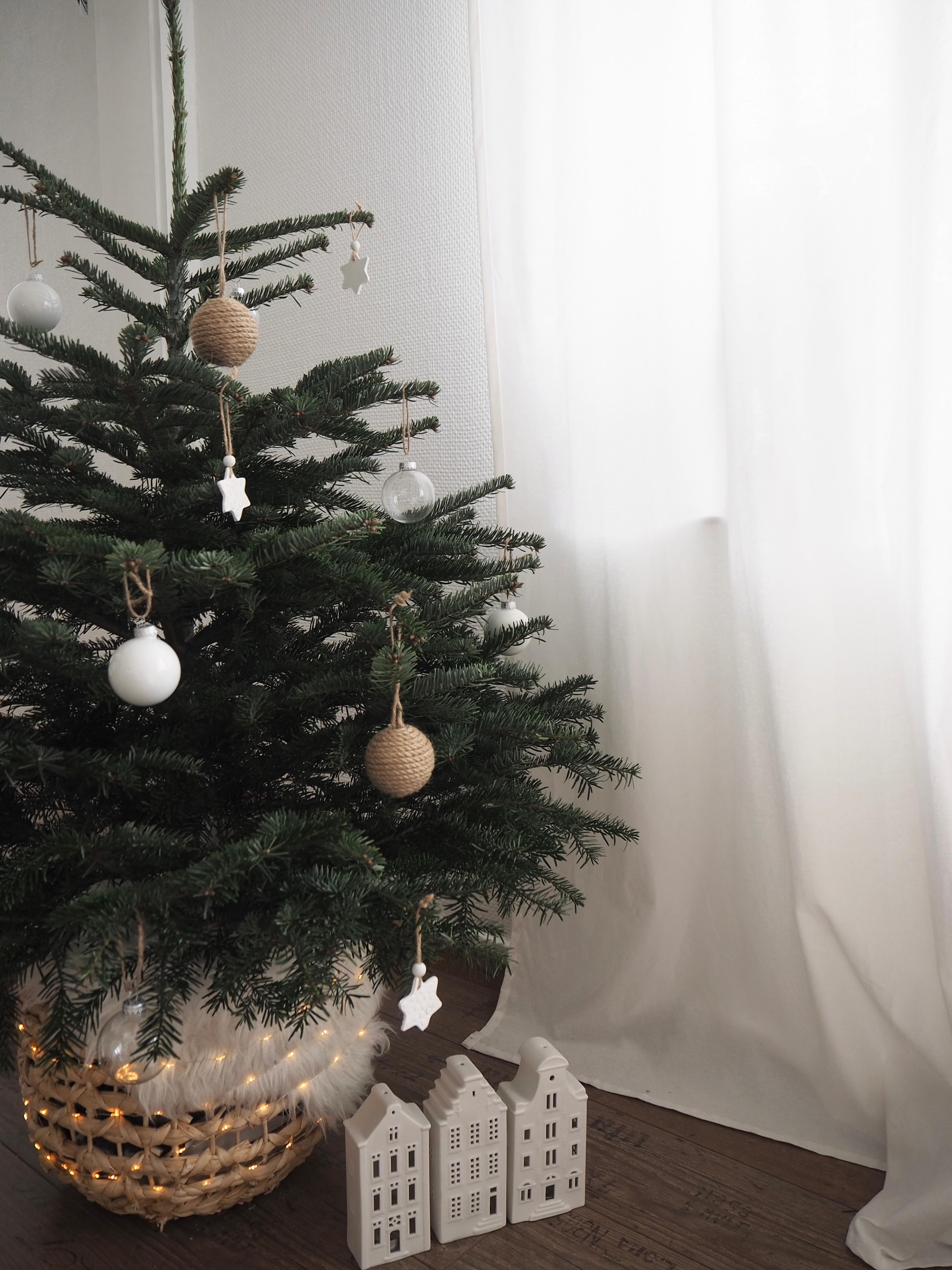 Unser Bäumchen #christbaum #christbaumschmuck #jute #diyanhänger #natural #naturmaterialien #weihnachtsbaum 