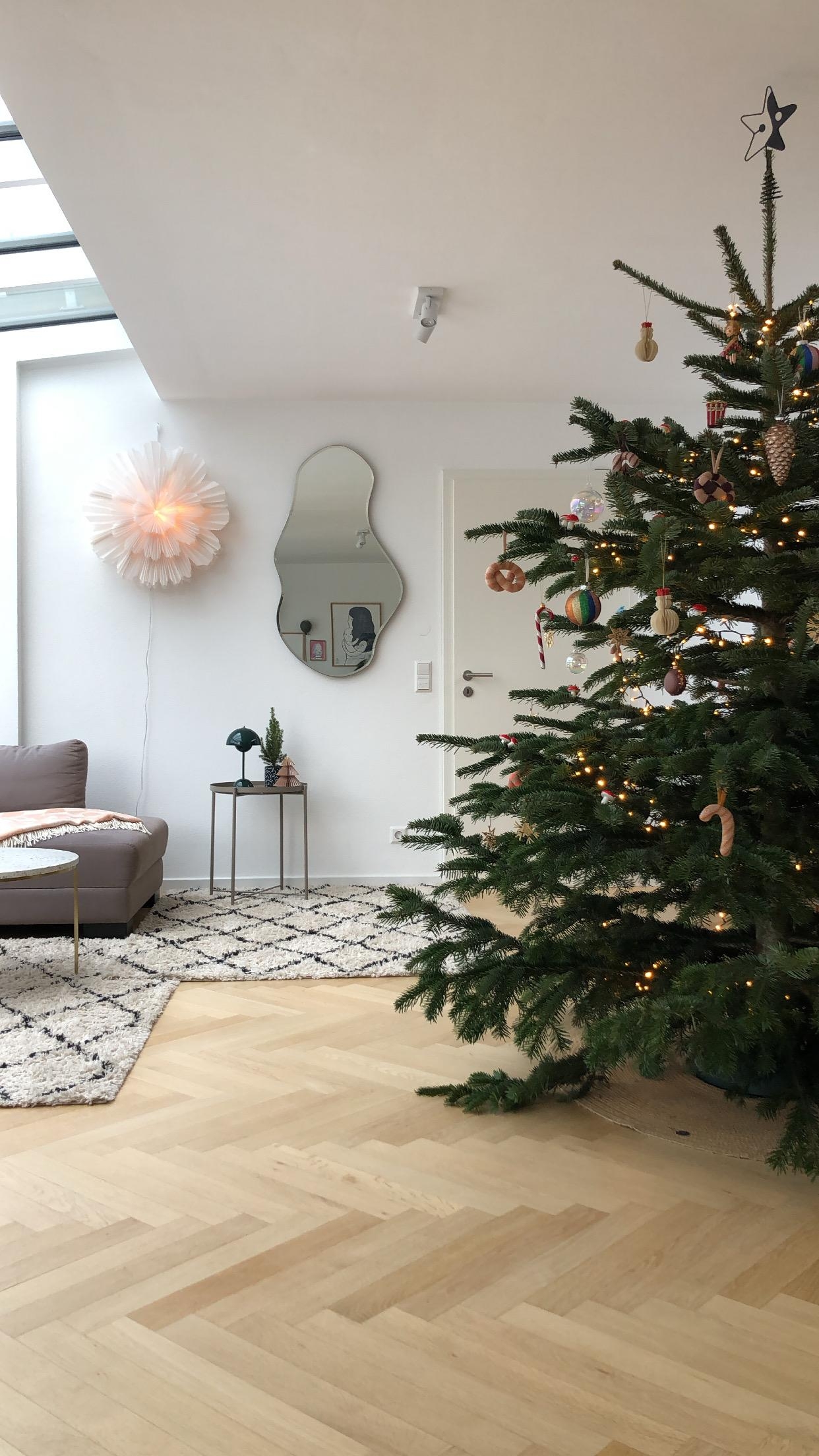Unser Baum - zur Hälfte zumindest... 🎄✨
#weihnachtsbaum #wohnzimmer #christmastree 