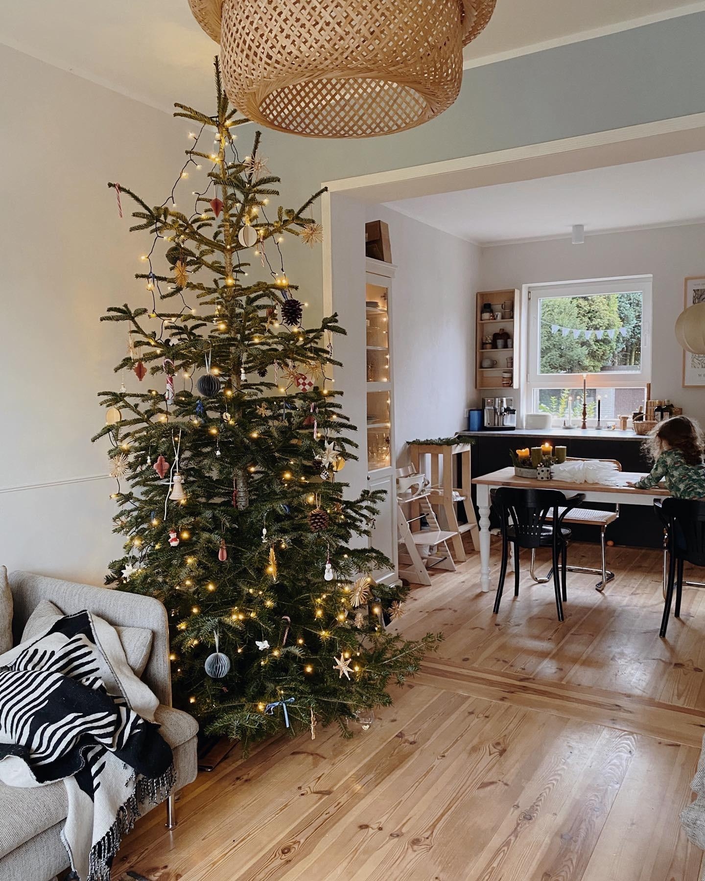 Unser Baum. Ein Sofaelement musste für ihn weichen, aber es hat sich gelohnt. 
#weihnachtsbaum #wohnzimmer