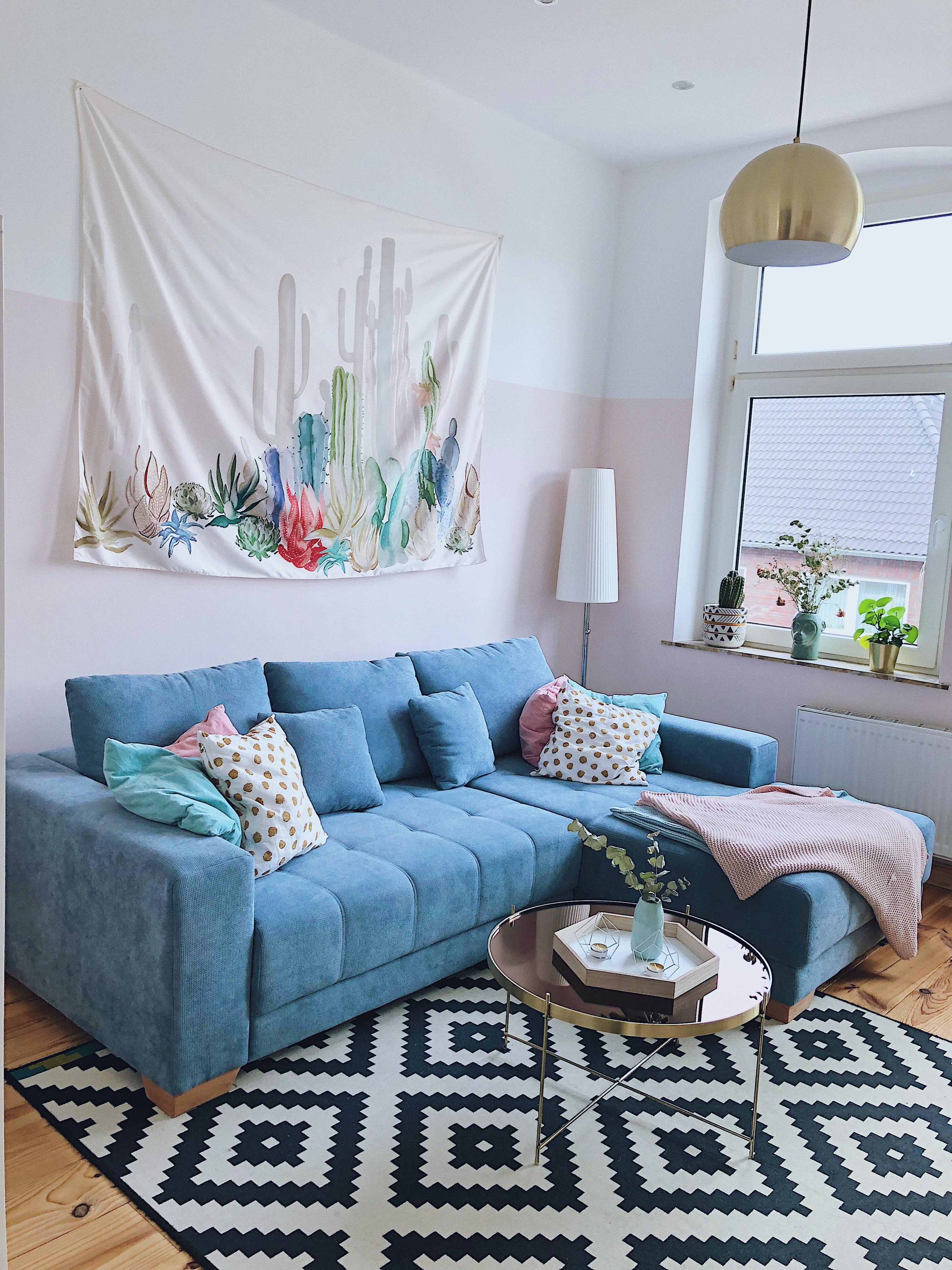 Unser buntes Wohnzimmer #interior #pastel #altbau #dielenboden #gold #blau #wohnzimmer #rosa #kaktus 