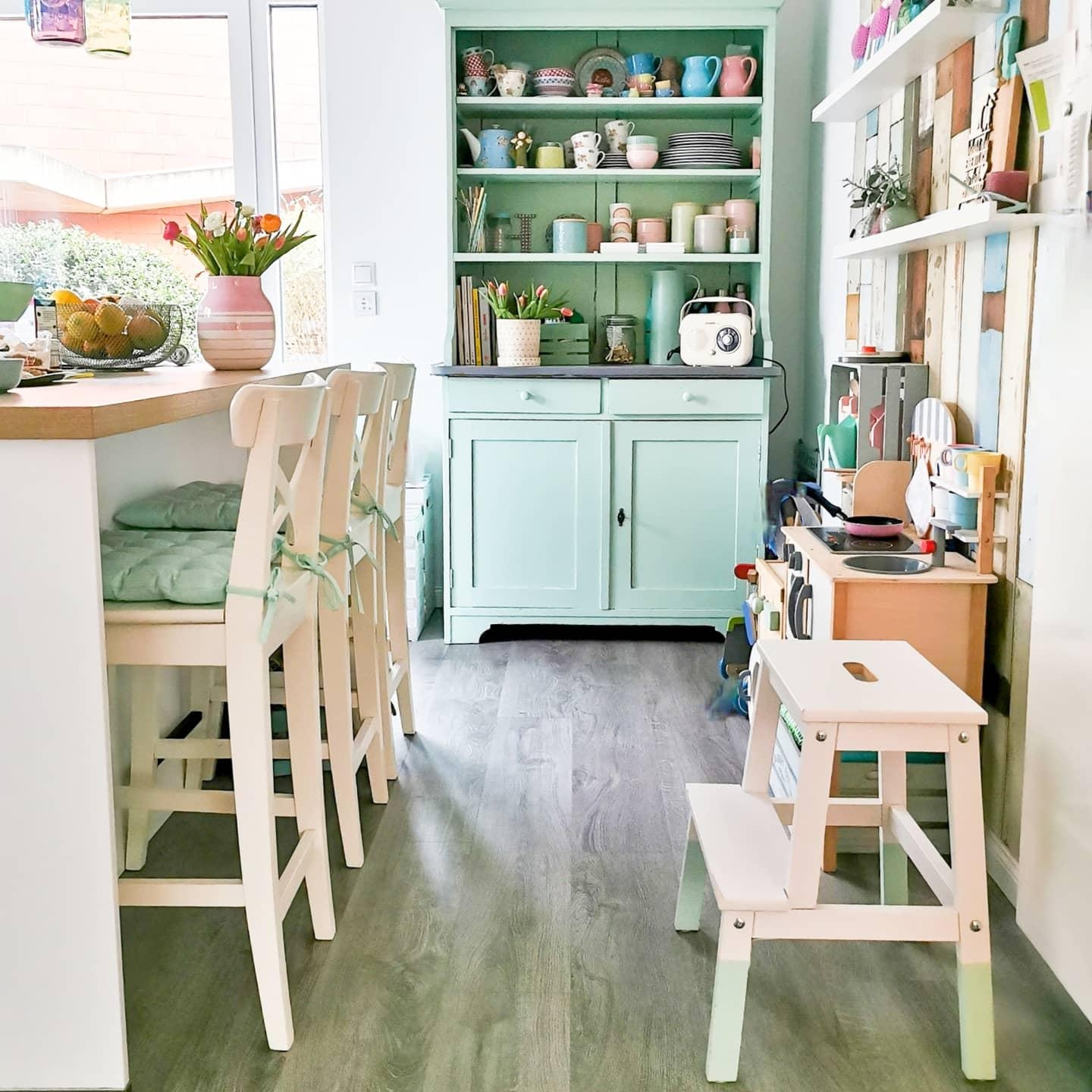 Unser buntes Zuhause. #colourfulliving #kitchen #küche#pastell #bunt #buffetschrank #mint #kücheninsel 