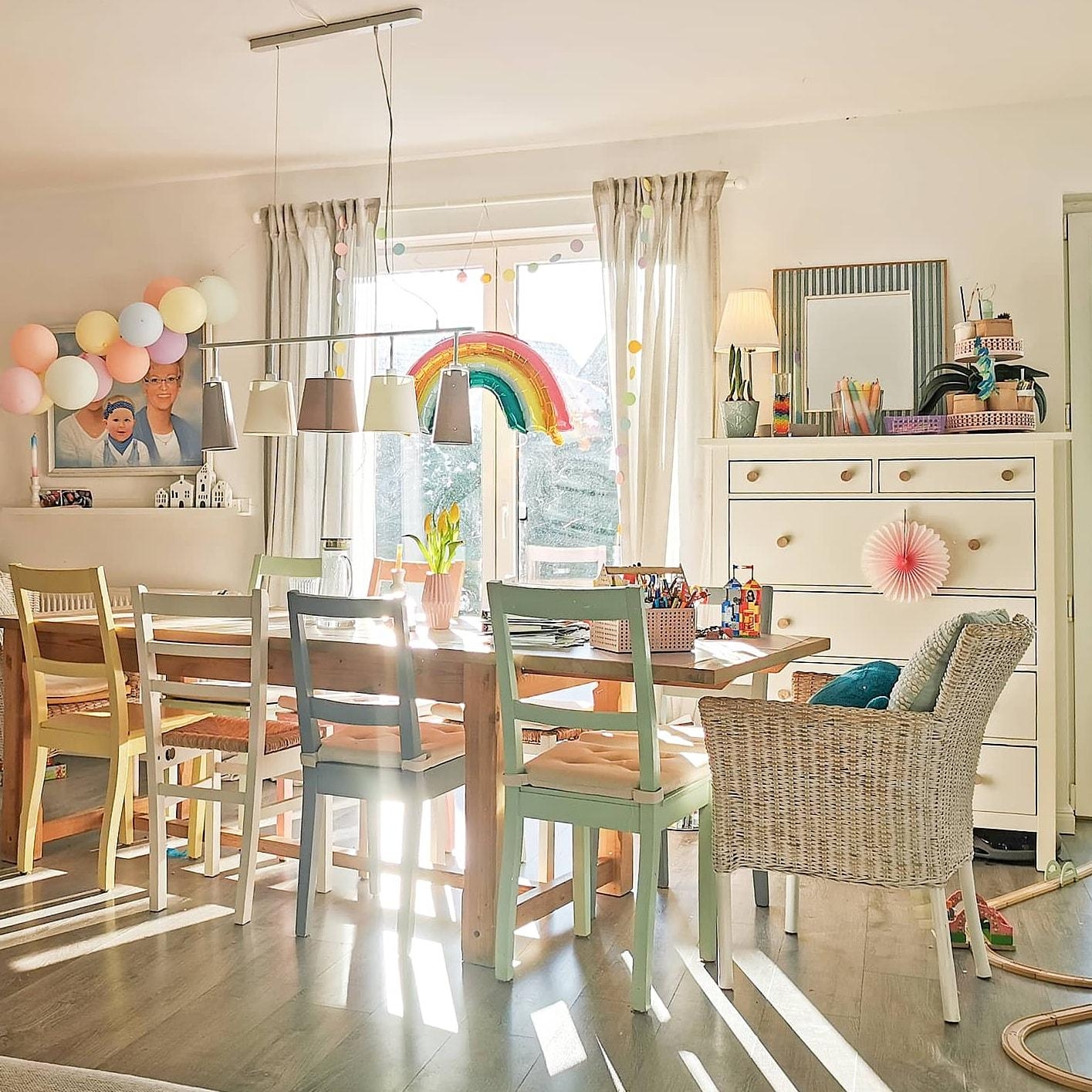 Unser buntes Zuhause voller #happycolours. 
#frühling #pastell #bunt #esszimmer #esstisch #ostern #wohnzimmer 