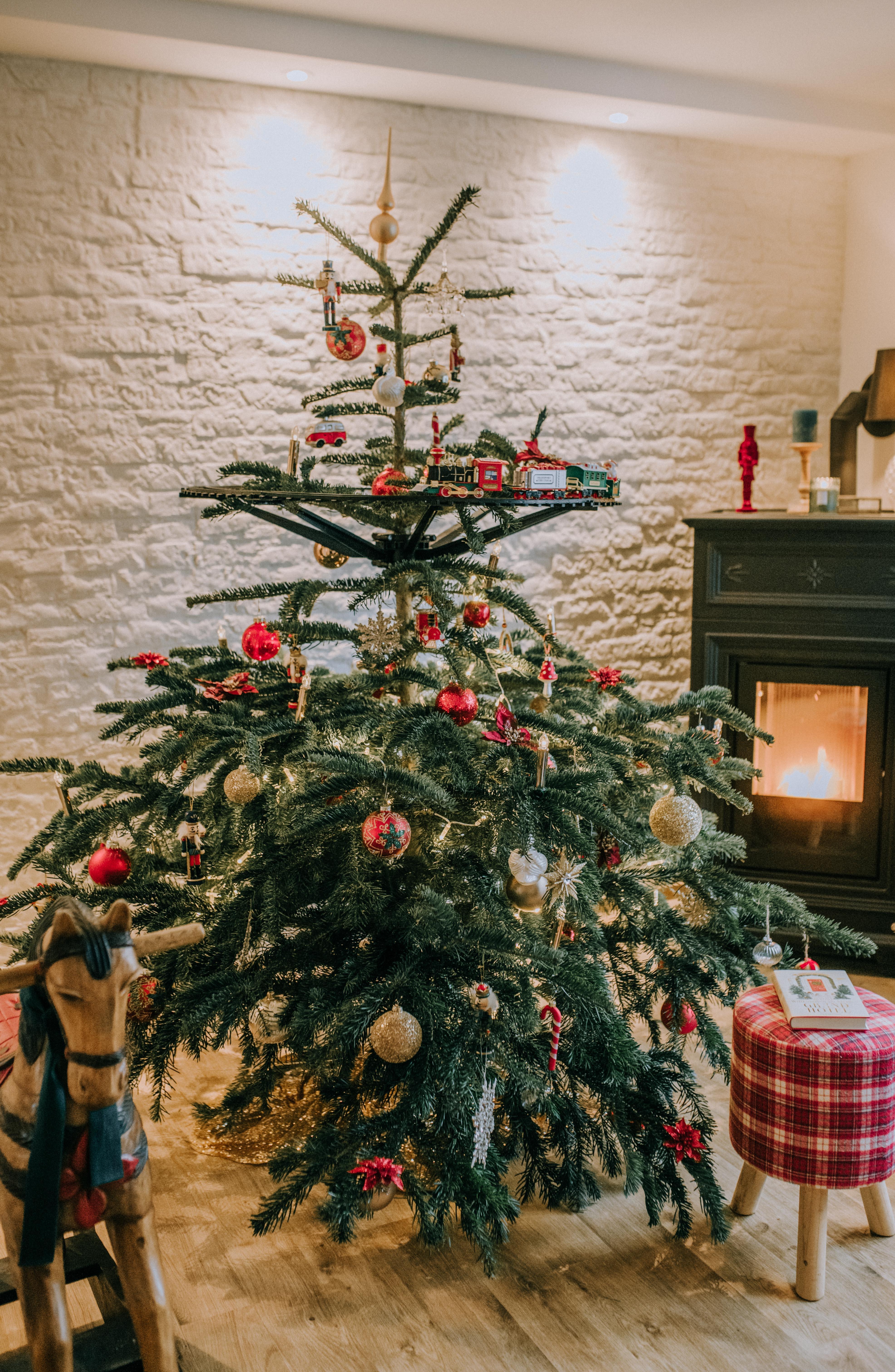 Unser Christbaum mit Weihnachtszug #couchliebt #Christbaum #weihnachtsbaum #couchstyle 