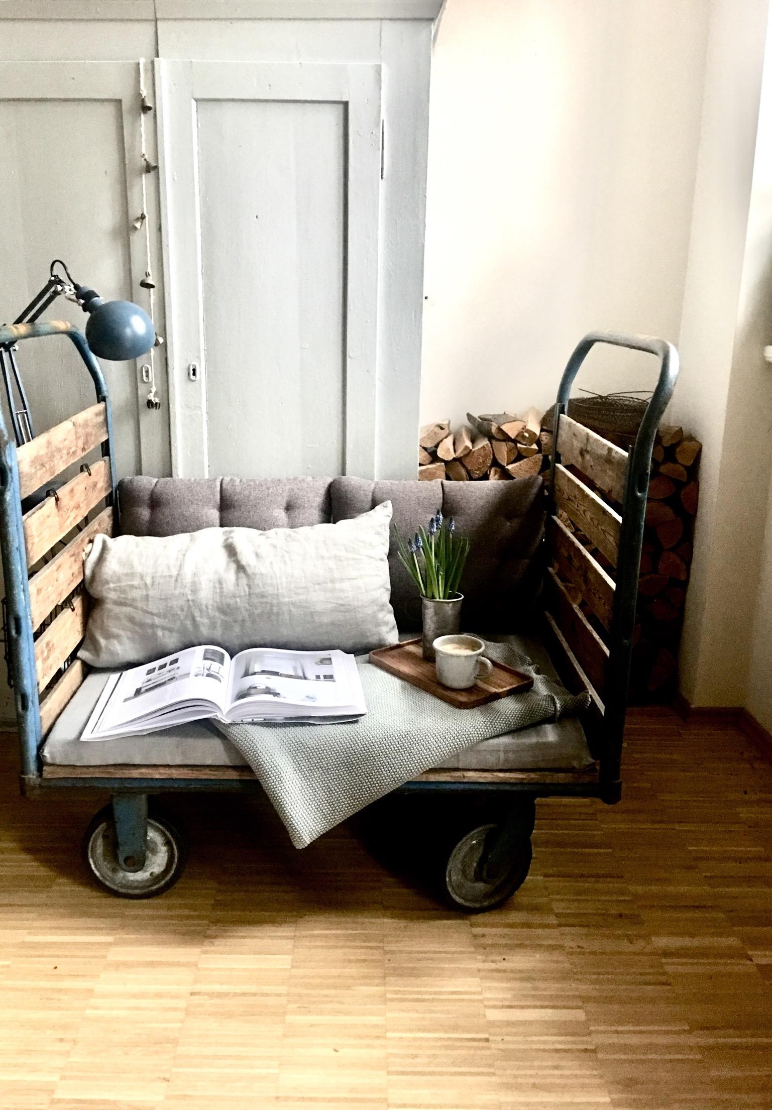 Unser daybed aus dem Gepäckwagen
#diyweek#upcycling#couchliebt#repost#wagen#bett#kissen#lampe#blume#tablett#buch#kaffee