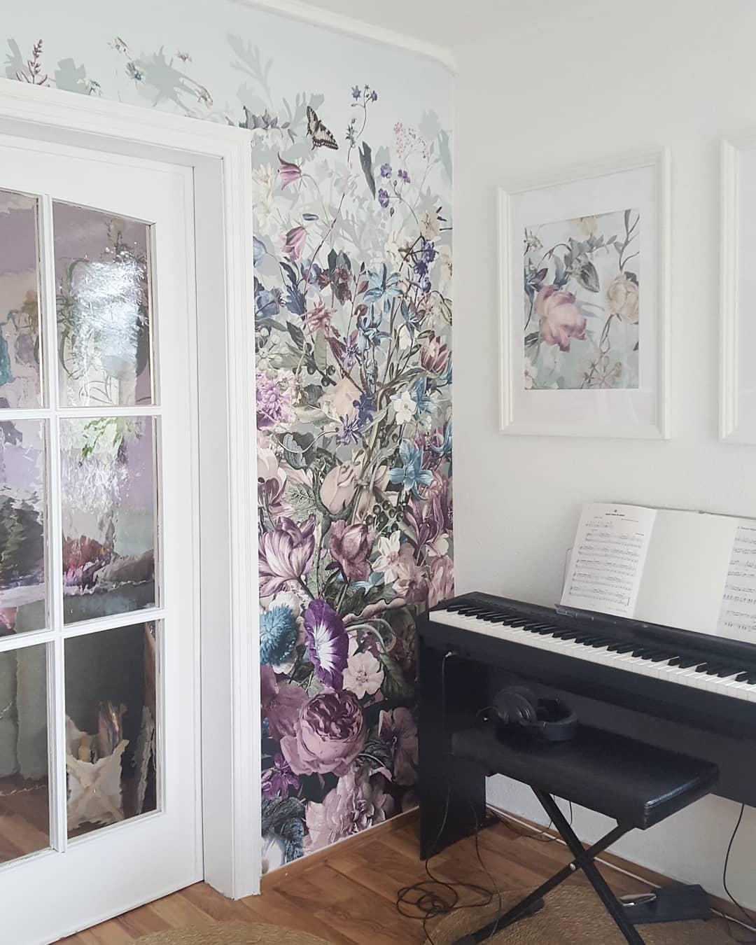 Unser E-Piano hat seinen Platz im Esszimmer #esszimmer #fototapete #blumen #inneneinrichtung 