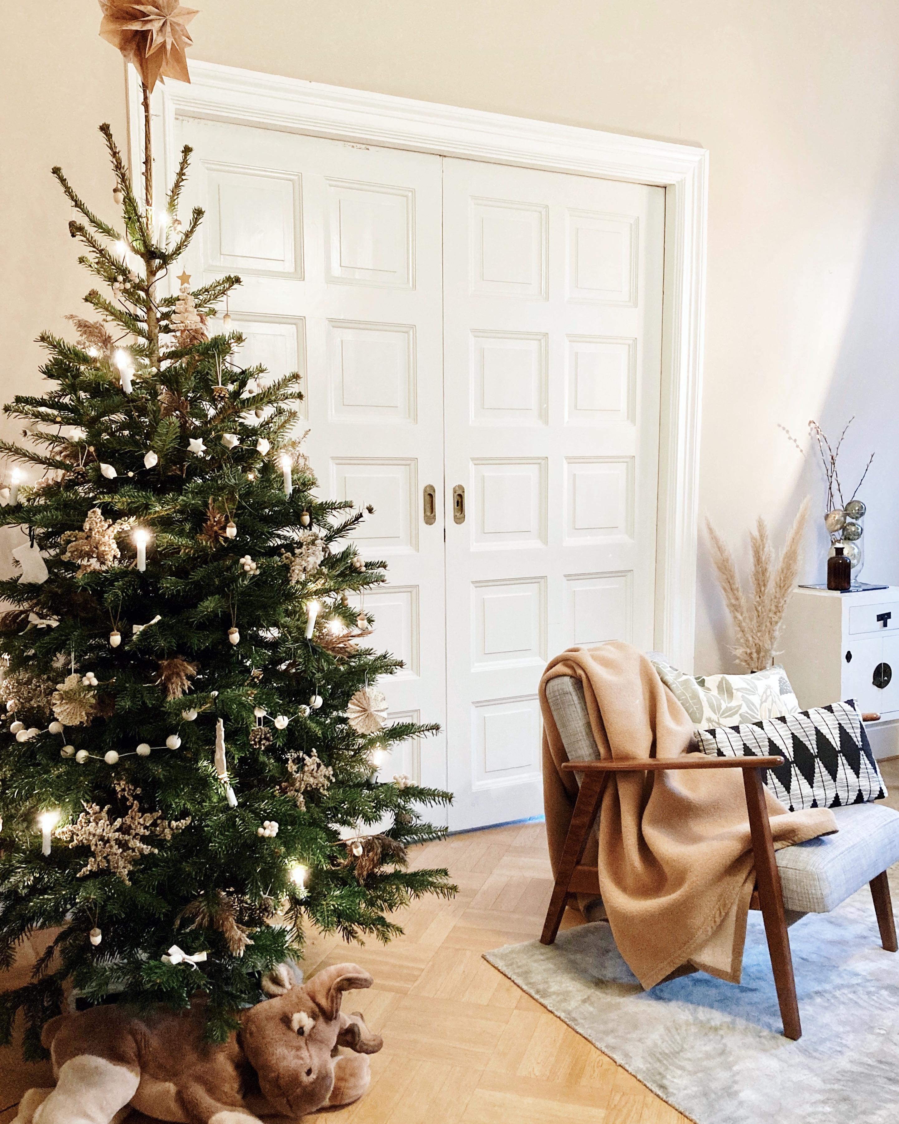 Unser erster eigener Weihnachtsbaum als kleine Family in Schweden! #weihnachtsbaum #skanihome 