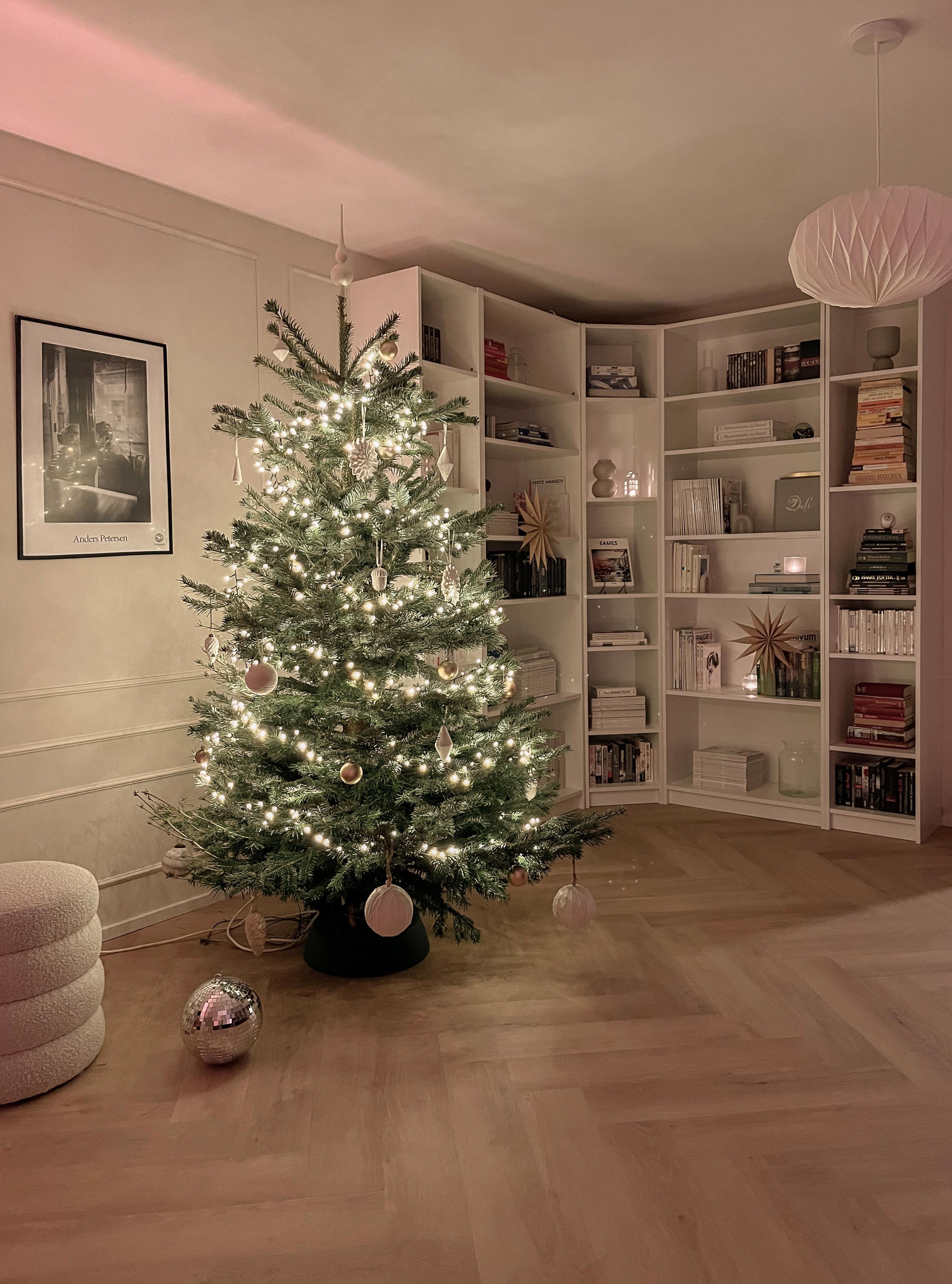 Unser erstes #weihnachten im neuen Haus! #weihnachtsdeko #tannenbaum #baumschmuck #weihnachtsbaum #lichthaus #lichter 
