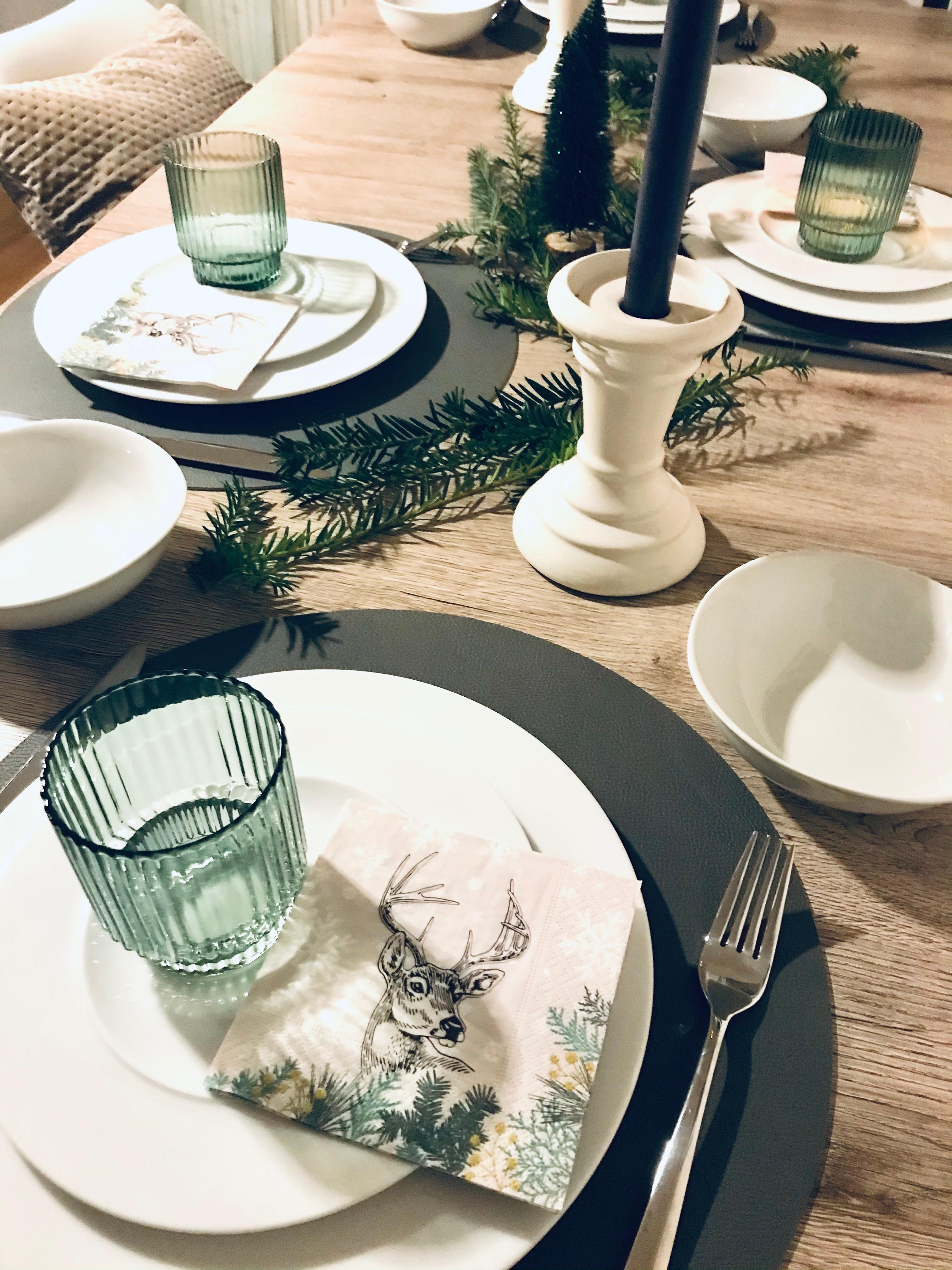 Unser Esstisch am Heiligabend 🤍
#kerzen #tannenzweige #tischdeko
gedeckter Tisch für 4🍽