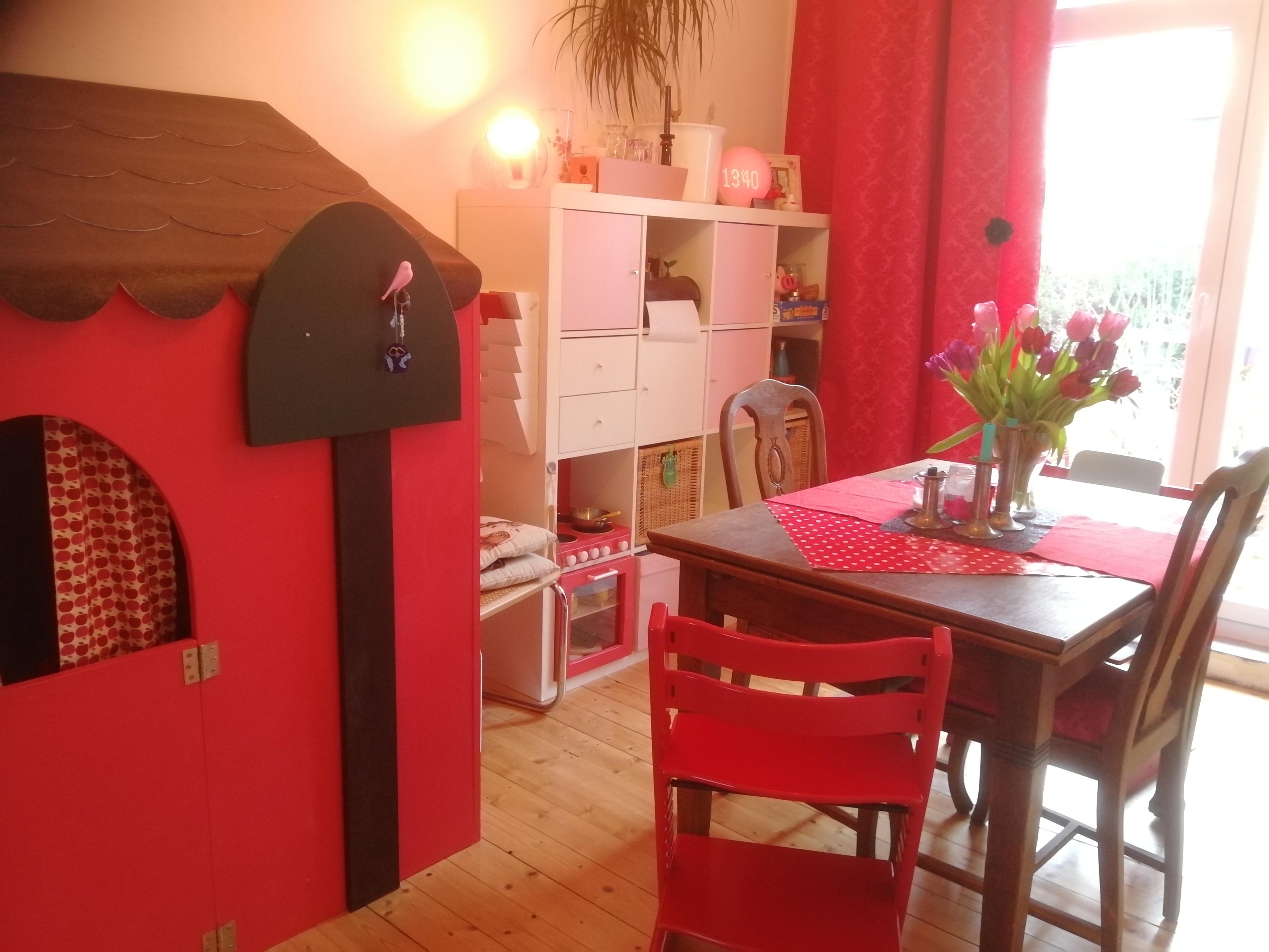 Unser Esszimmer. Und ja, mein Mann fühlt sich wohl, obwohl es rot und pink ist... #esszimmer #livingwithkids #colourful