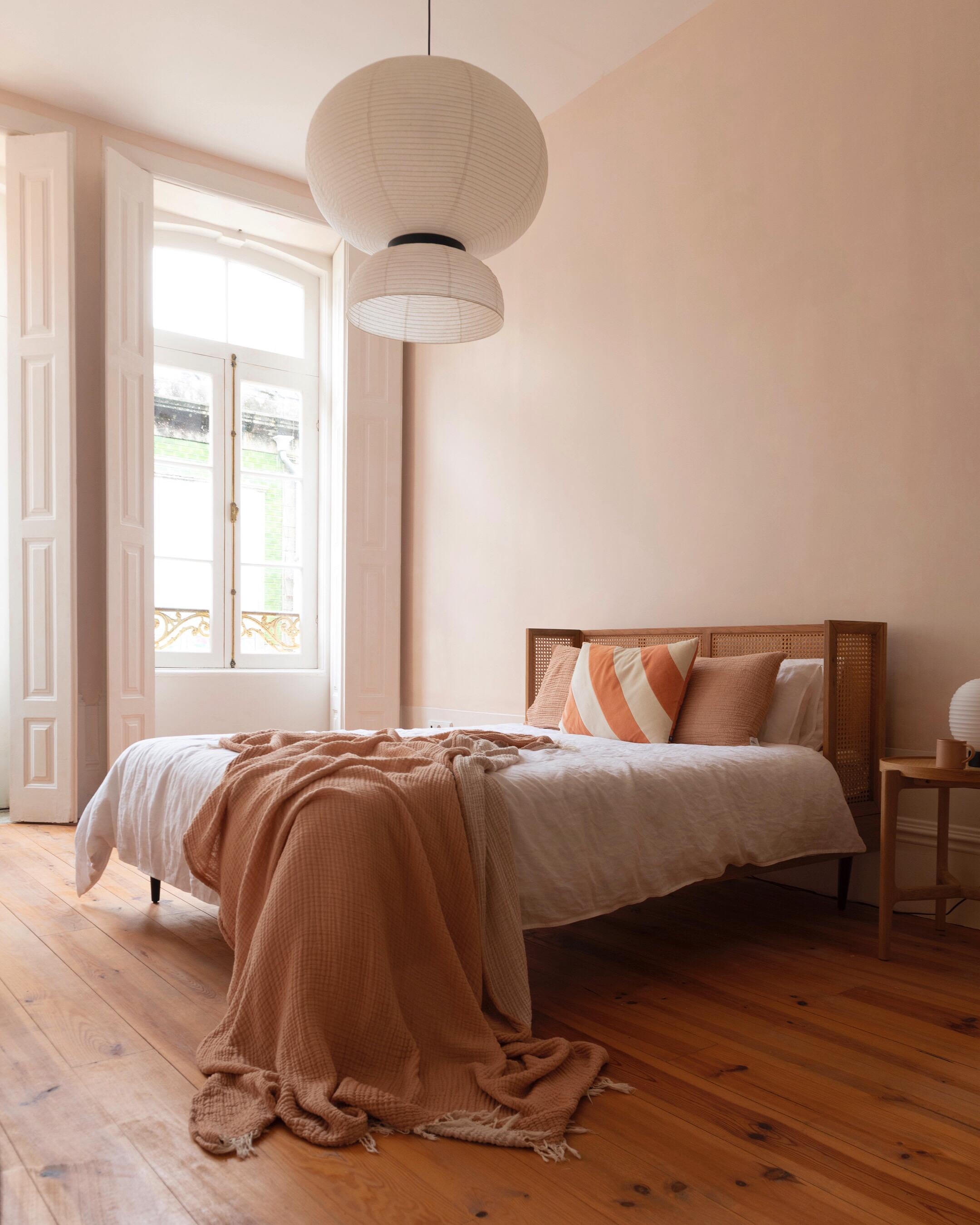 Unser frisch renoviertes Schlafzimmer in Porto. Liebe die sanften warmen Farben ✨ #bett #schlafzimmer #altbau #rattan