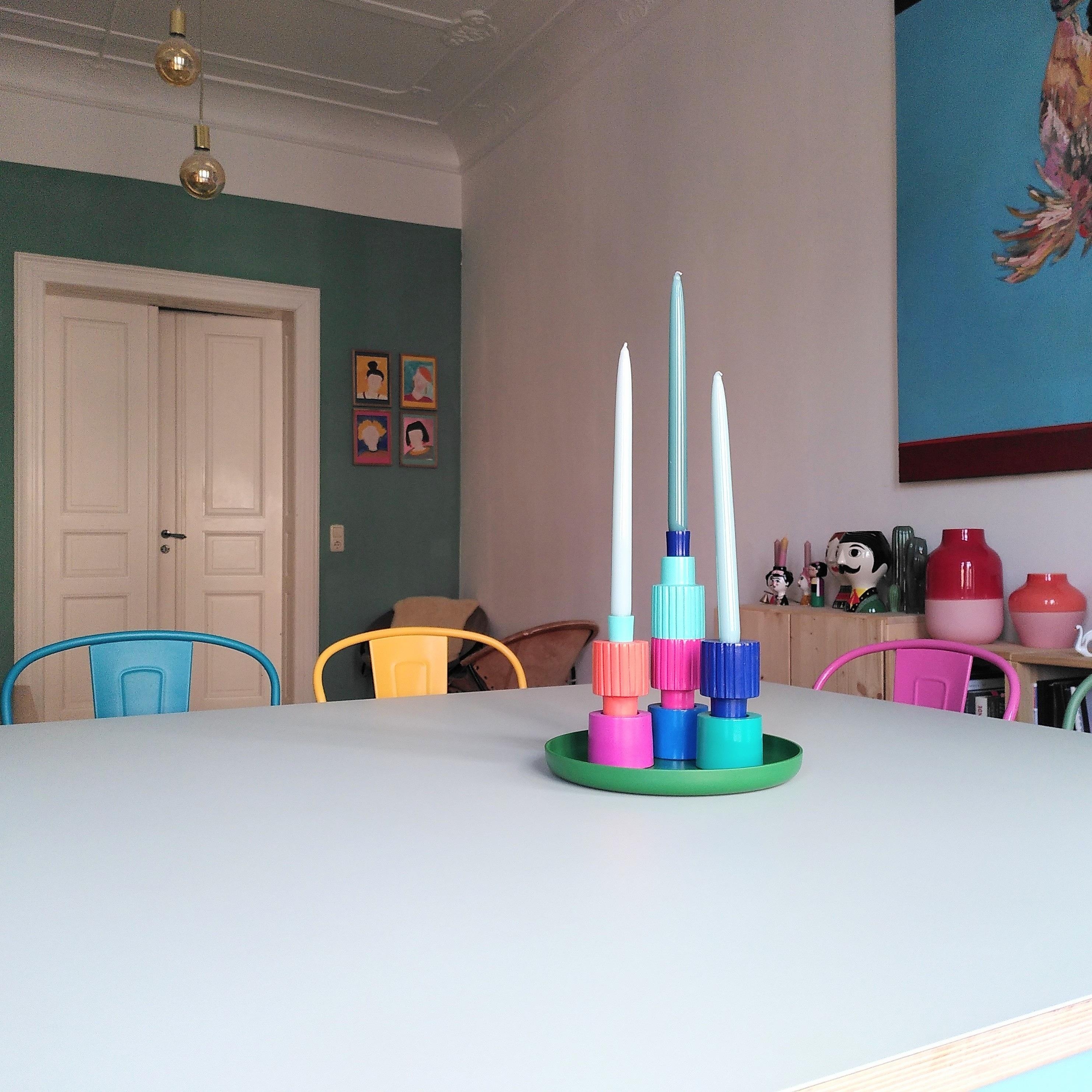 Unser geliebter quadratischer Esstisch für viele Gäste. #Farbenliebe #Stuhl #Kerzen