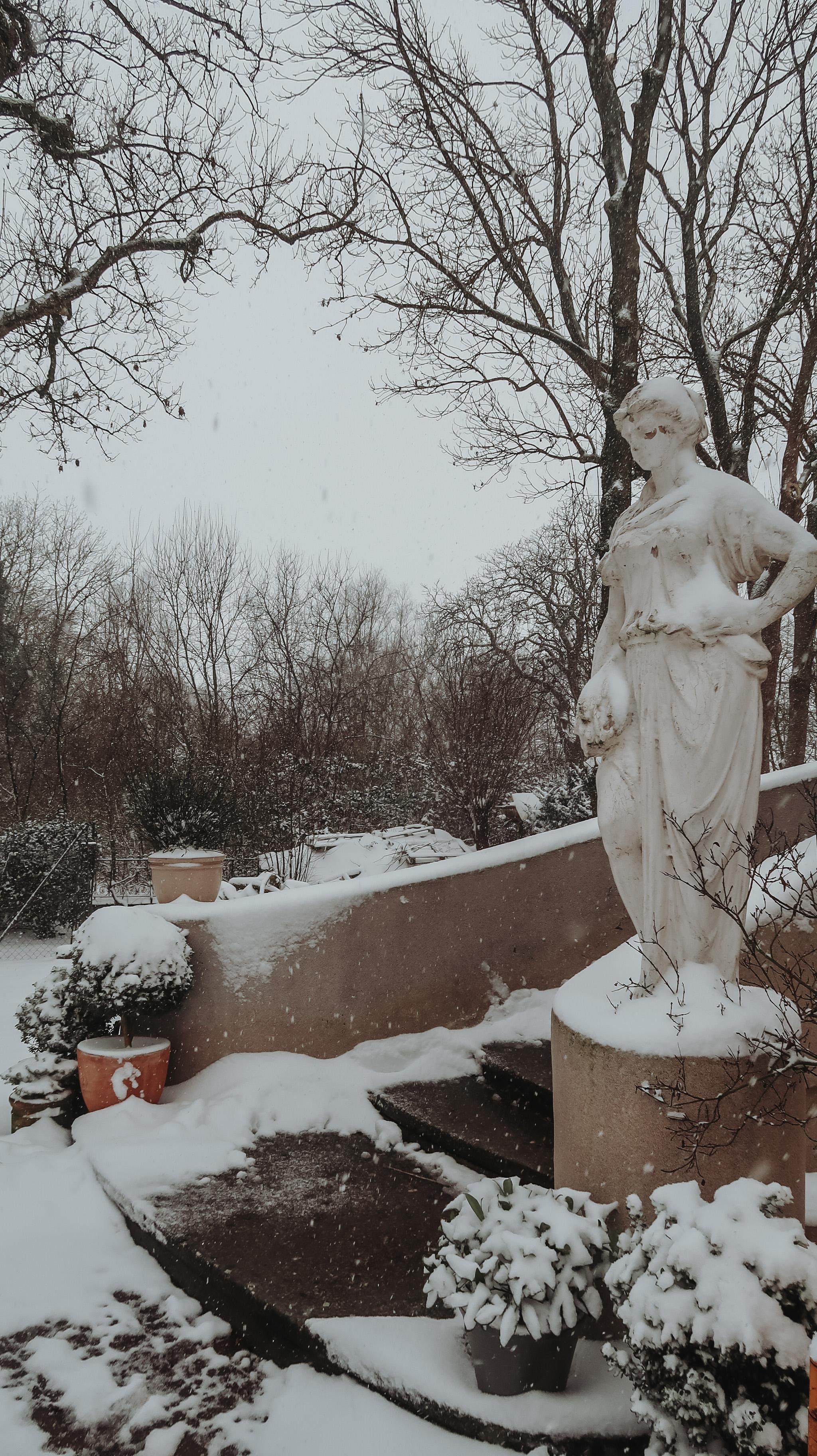 Unser geliebter Treppenaufgang im Schnee. Ich bin so glücklich, die Magnolia und den Garten im Schnee kennenzulernen 🙏🏼🤍.