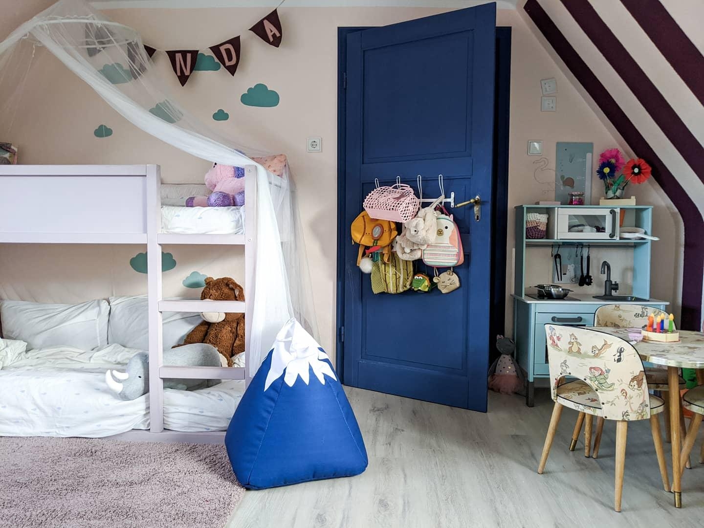 Unser Kinderzimmer im Farbrausch
#kidsroom 
#blauetür 
#kinderzimmer 
#mädchenzimmer 
#retroliebe 