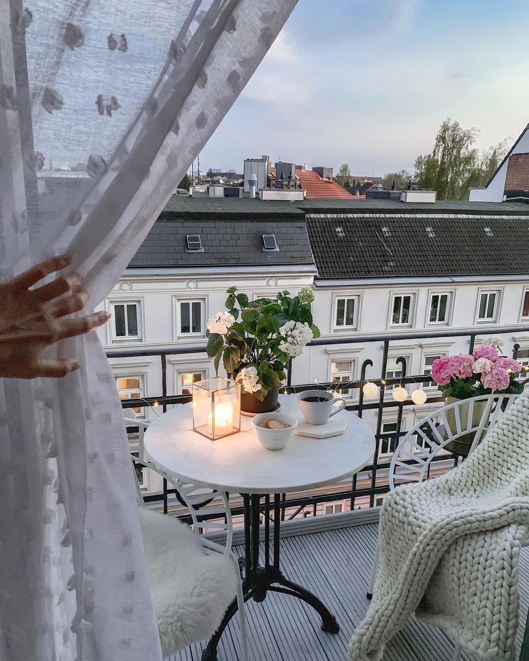 Unser kleiner #Balkon über den Dächern Hamburgs.⭐ #draußensein #balkonien #altbau #blumen #stayathome #zuhausesein #cozy