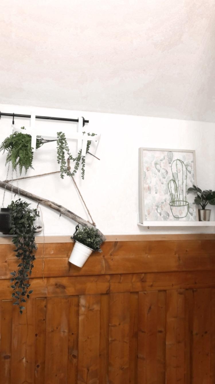 Unser langweiliges Treppenhaus habe ich durch eine Pflanzenwand aufgehübscht 😍🌿 #livingchallenge