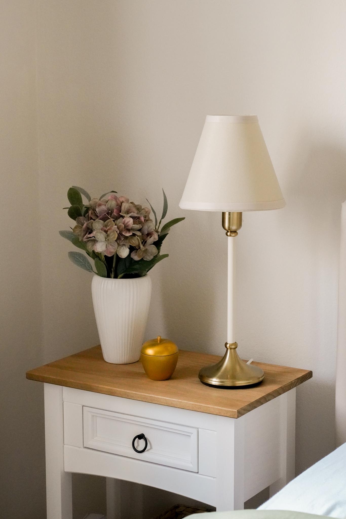 Unser #nachtschrank in unserem #schlafzimmer ✨ #bedroom #details #landhausstil #country #cozyhome #lamp #lampe #blumen