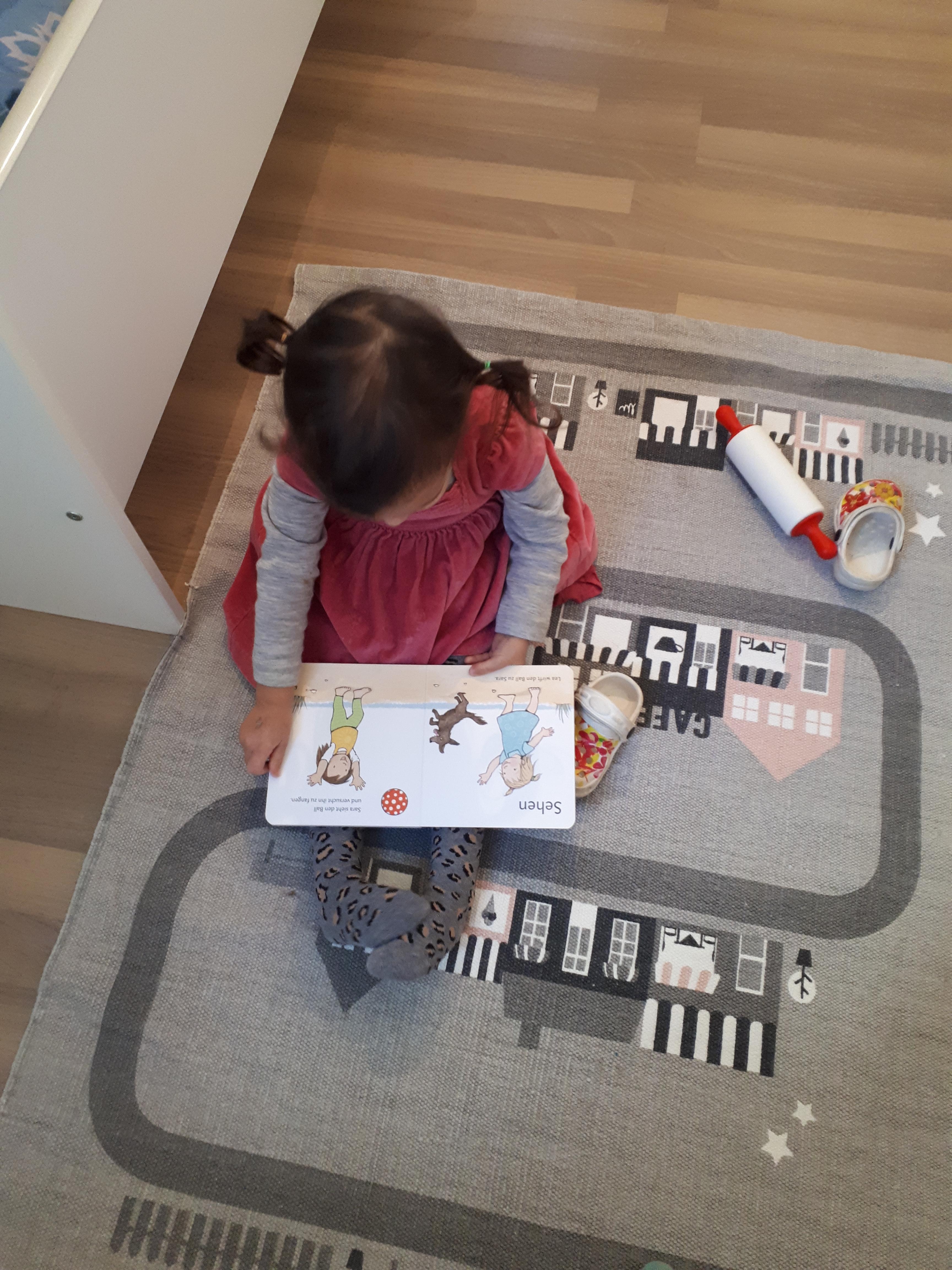Unser neue Teppich ist praktisch beim Spielen  der Struktur und Kinderfreundlich. Wurde sofort ausprobiert als er ankam.
